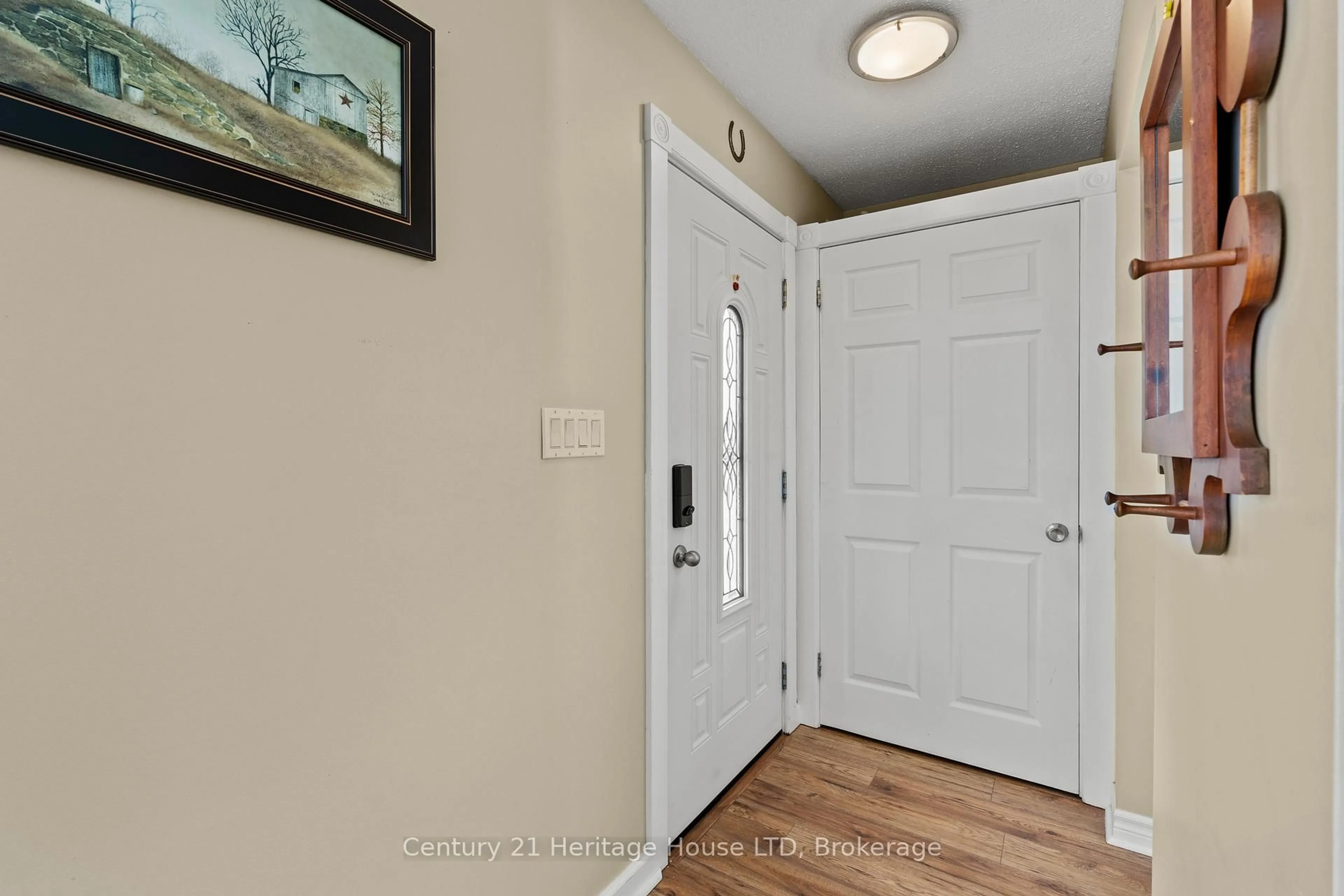 Indoor entryway for 369 Washington Rd, Fort Erie Ontario L2A 4K5