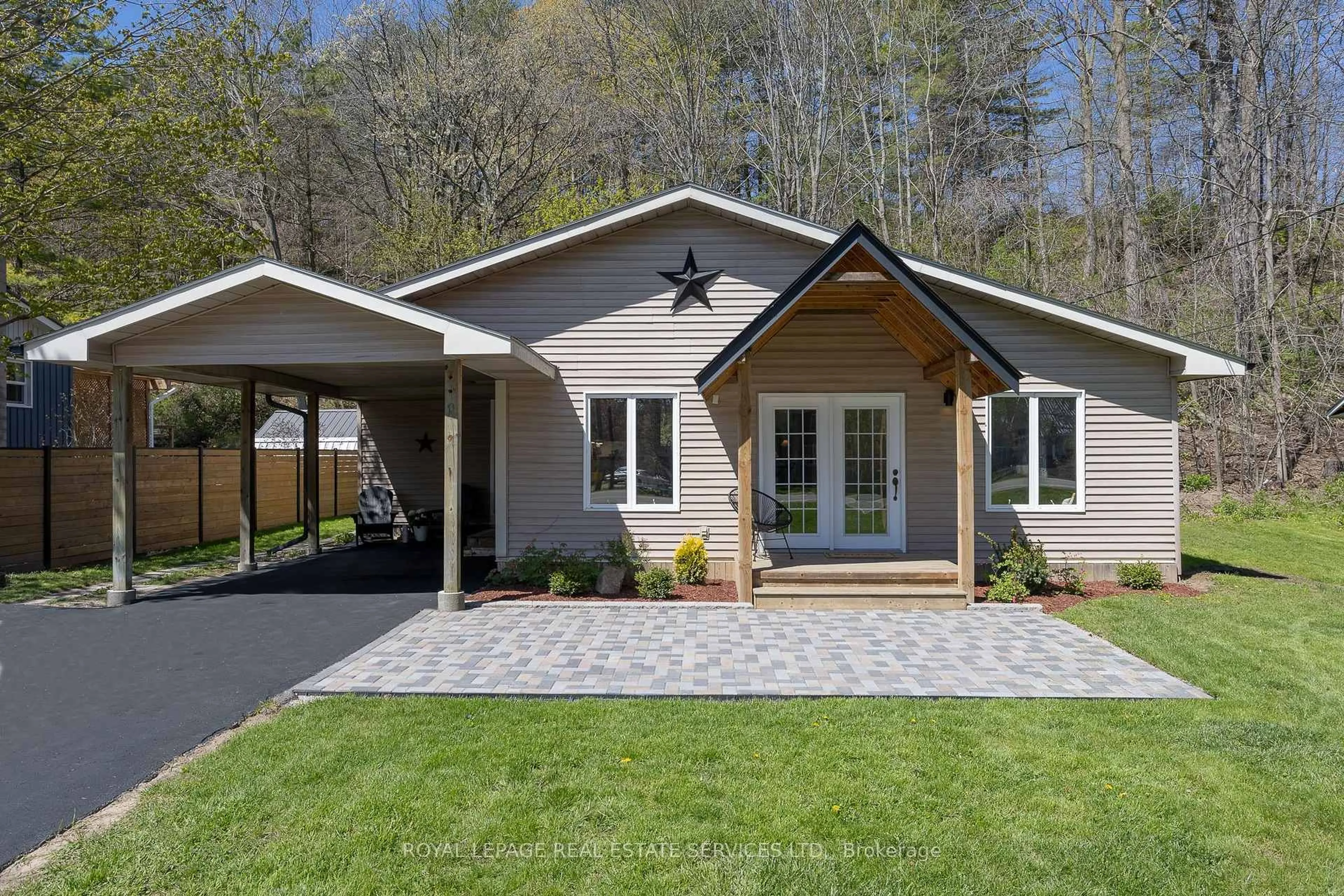 Home with vinyl exterior material, street for 3533 Imperial Rd, Malahide Ontario N5H 2R2