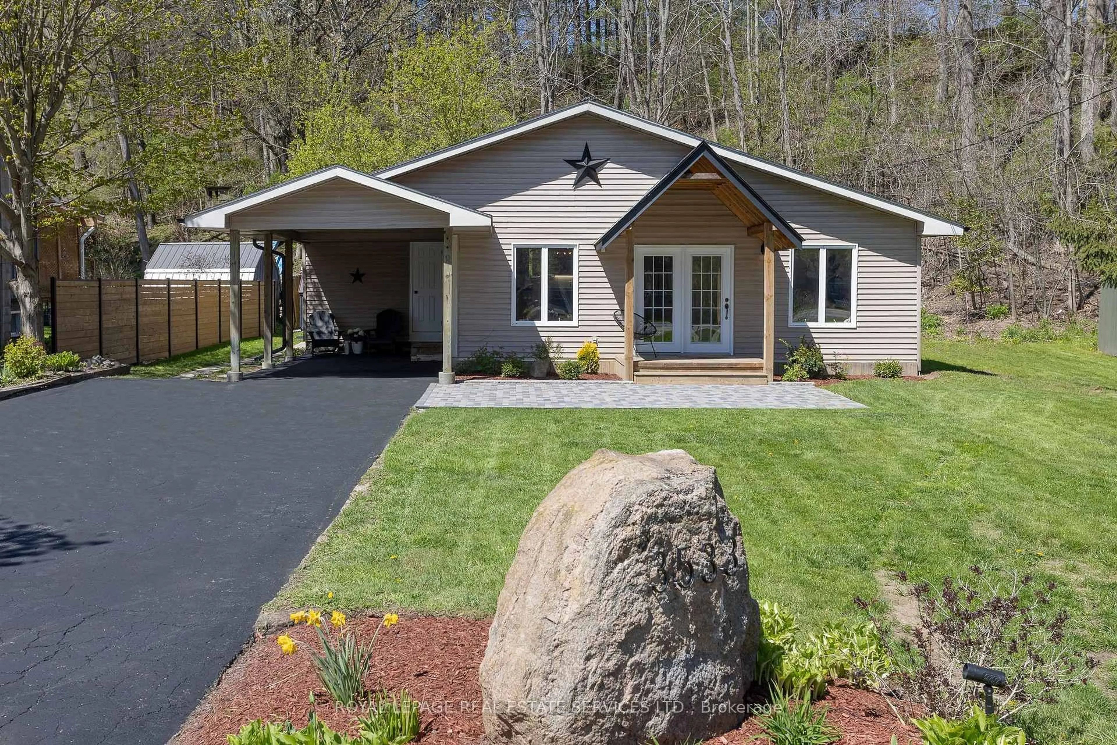 Home with vinyl exterior material, street for 3533 Imperial Rd, Malahide Ontario N5H 2R2