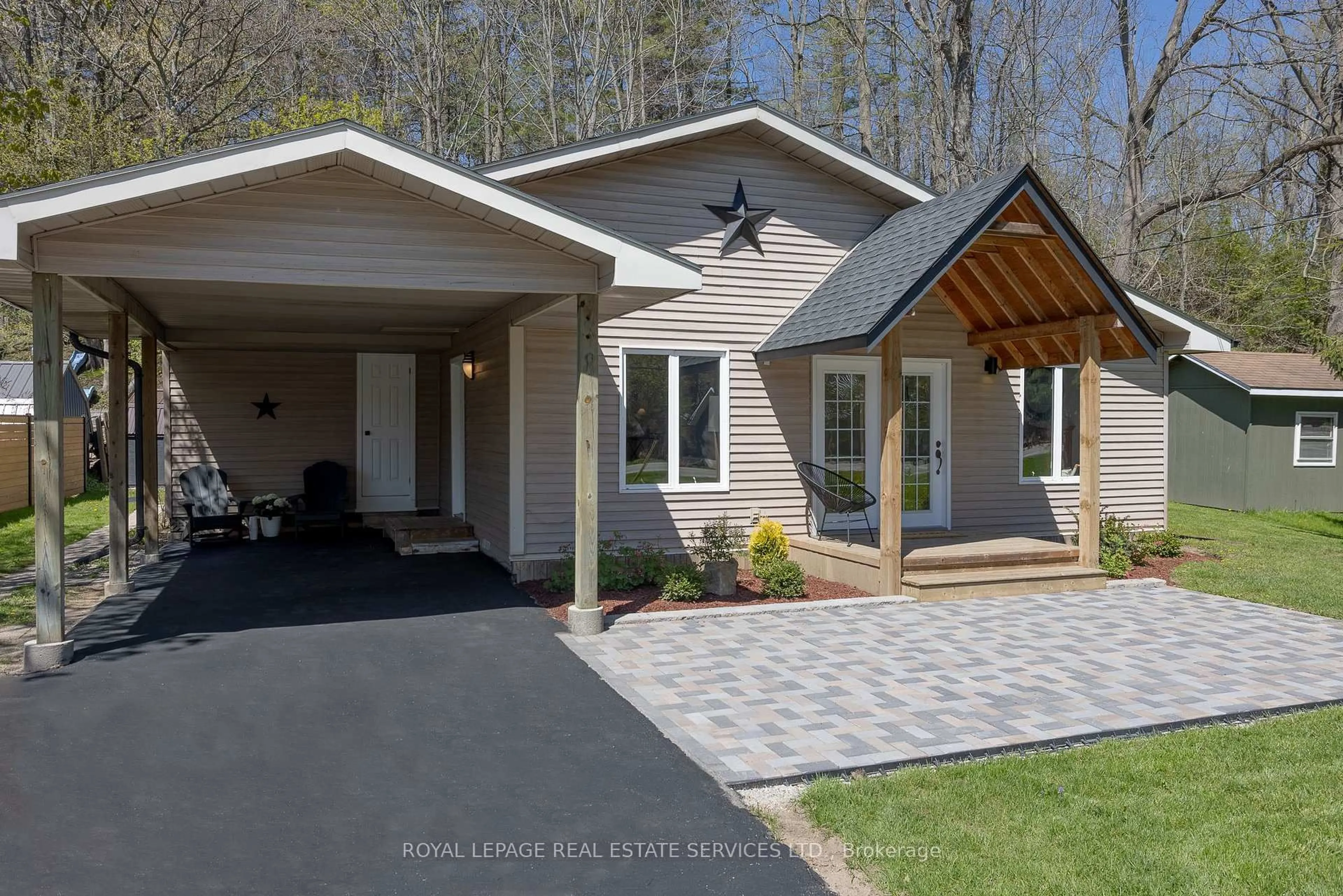 Home with vinyl exterior material, street for 3533 Imperial Rd, Malahide Ontario N5H 2R2