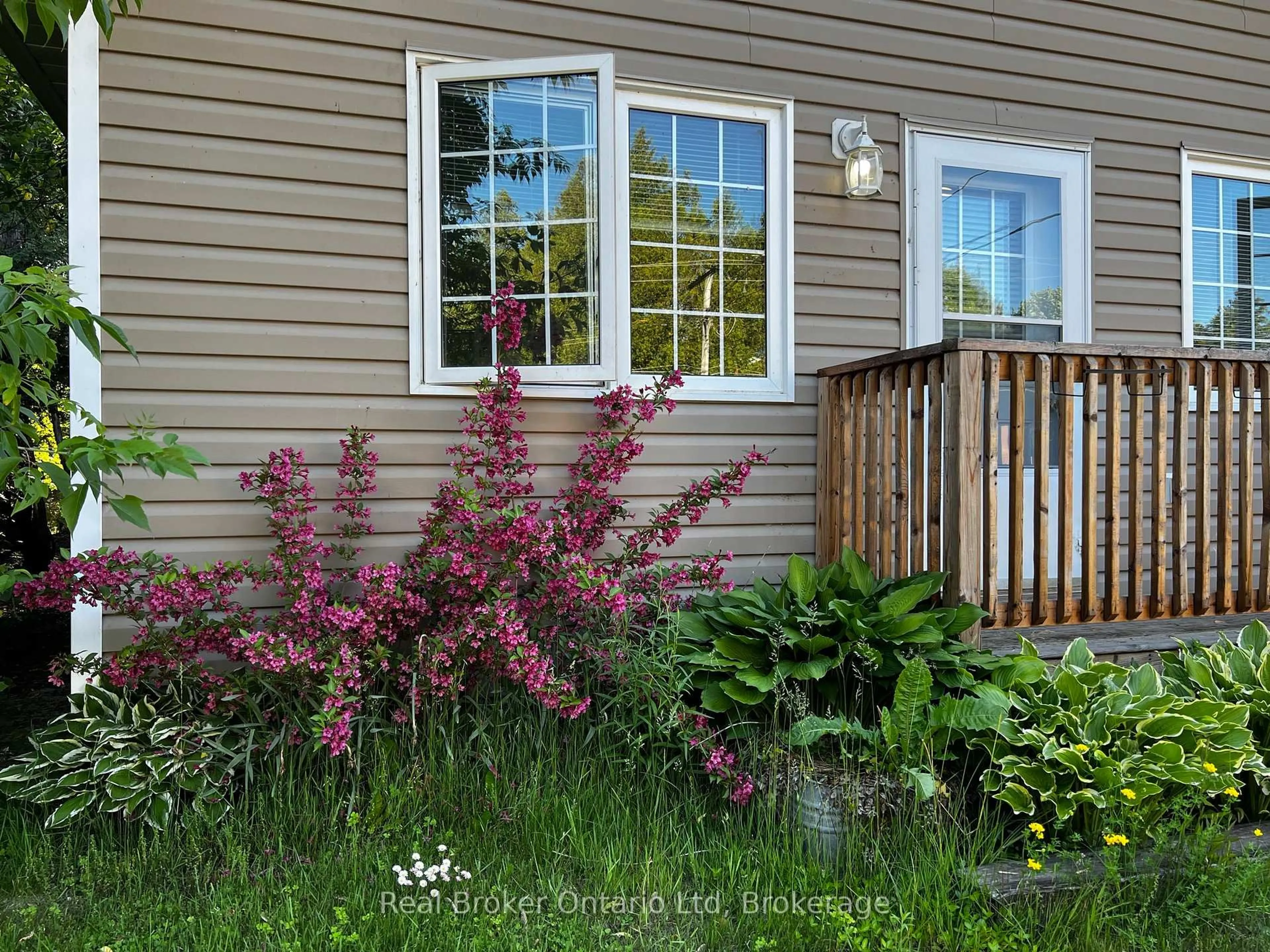 Home with vinyl exterior material, street for 208 Second Ave, South Bruce Peninsula Ontario N0H 2G0