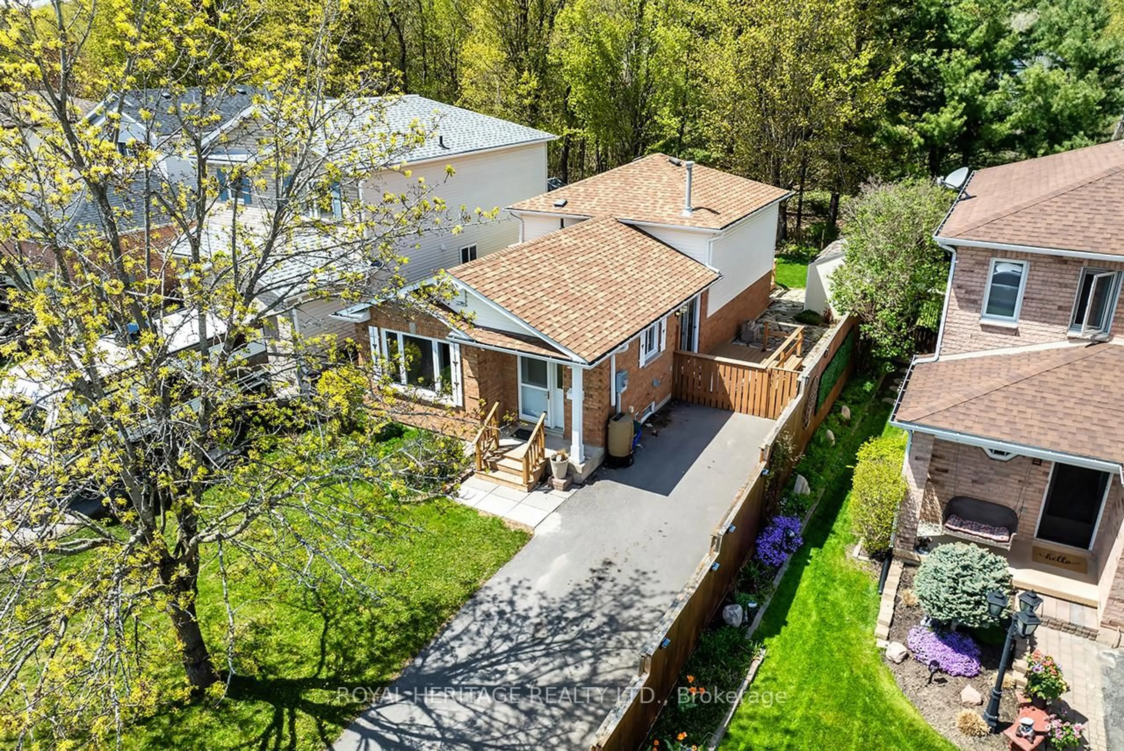 A pic from outside/outdoor area/front of a property/back of a property/a pic from drone, street for 34 Nina Crt, Cavan Monaghan Ontario L0A 1G0