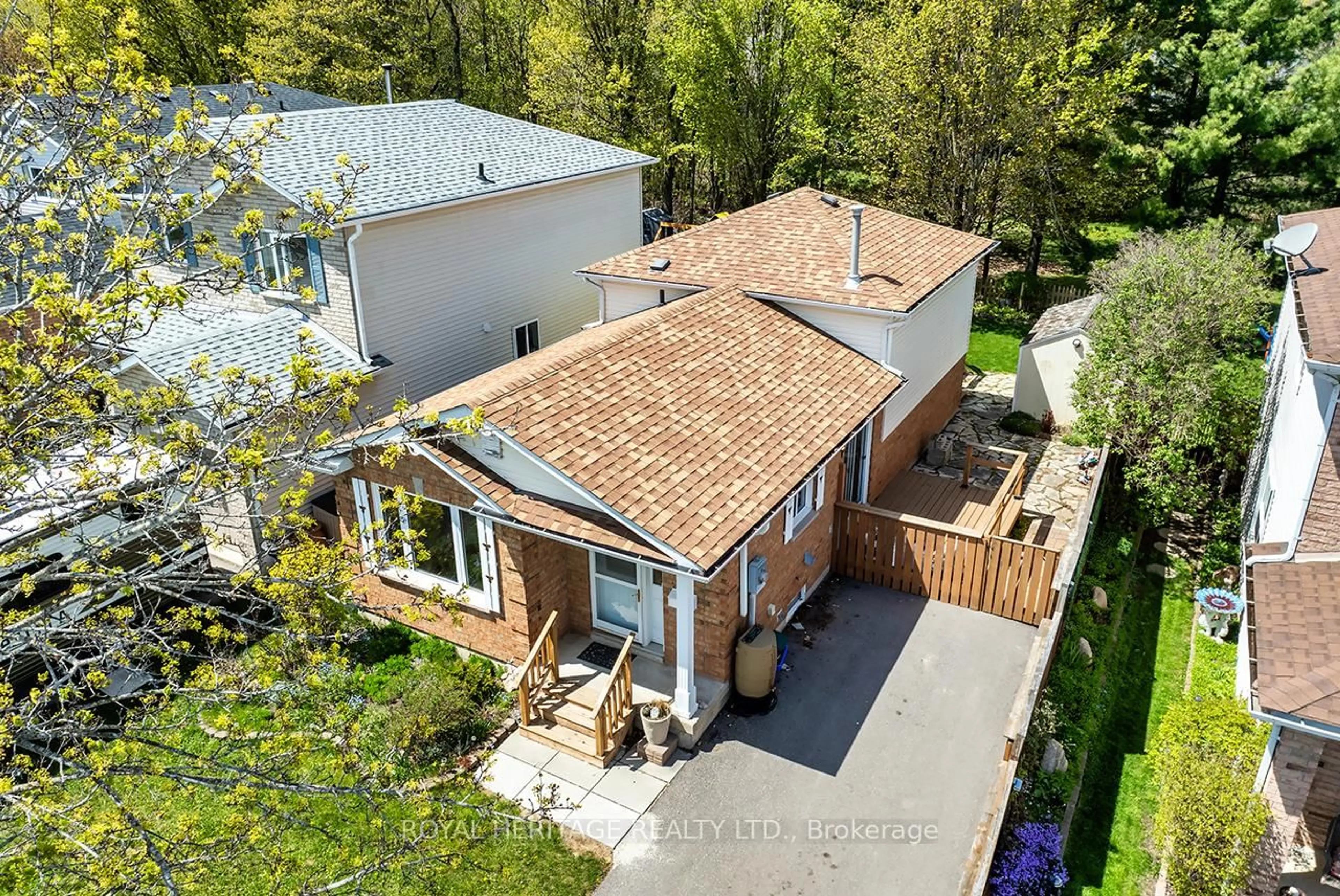 A pic from outside/outdoor area/front of a property/back of a property/a pic from drone, street for 34 Nina Crt, Cavan Monaghan Ontario L0A 1G0