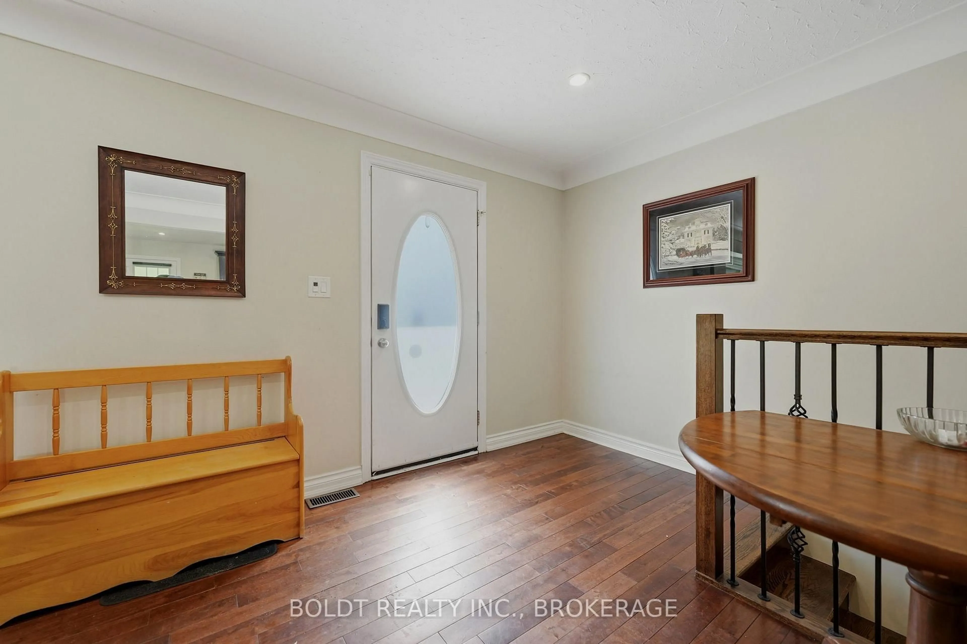 Indoor entryway for 23 Woodelm Dr, St. Catharines Ontario L2M 4N5