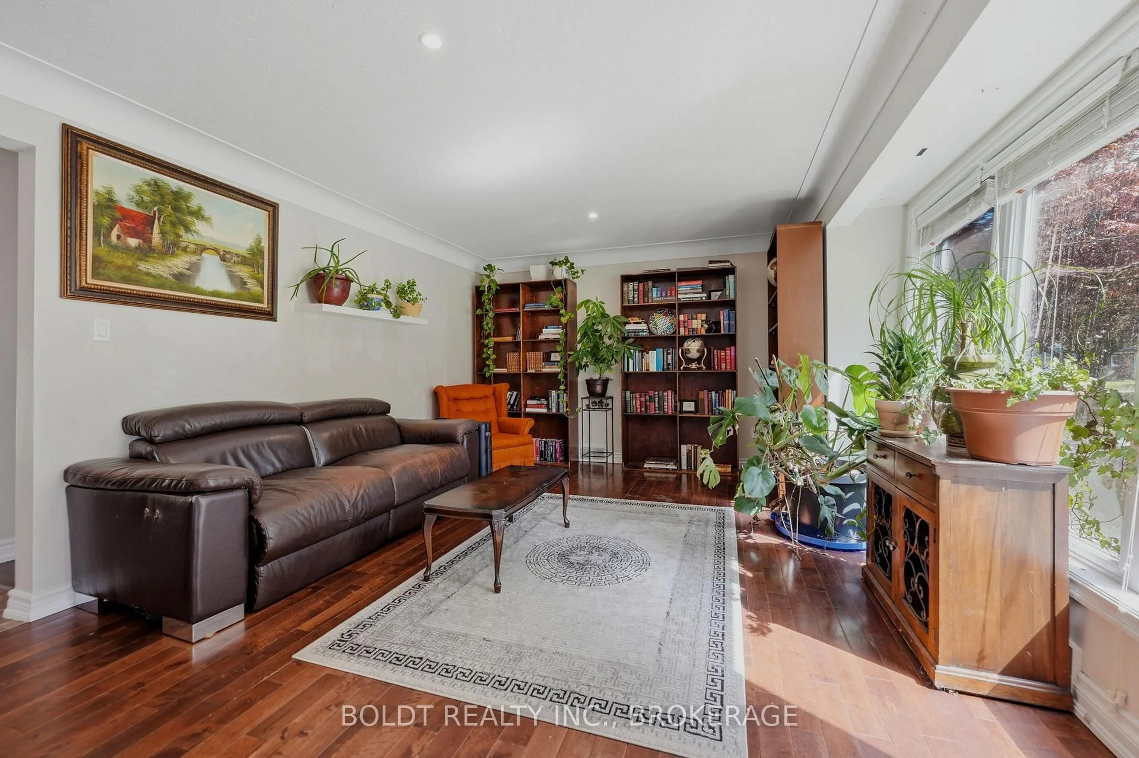 Living room with furniture, unknown for 23 Woodelm Dr, St. Catharines Ontario L2M 4N5