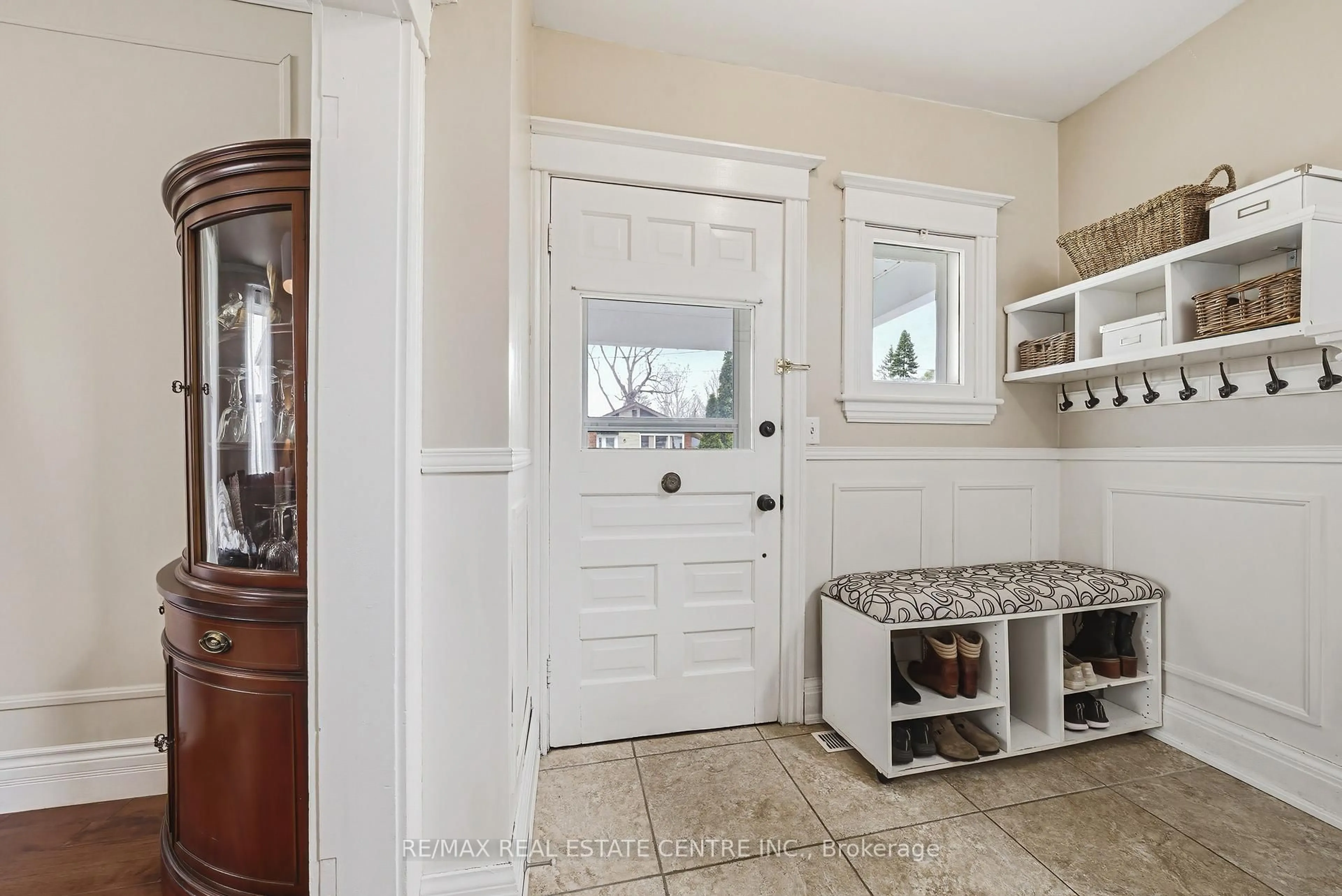 Indoor entryway for 30 Grand Ave, Haldimand Ontario N3W 2J5