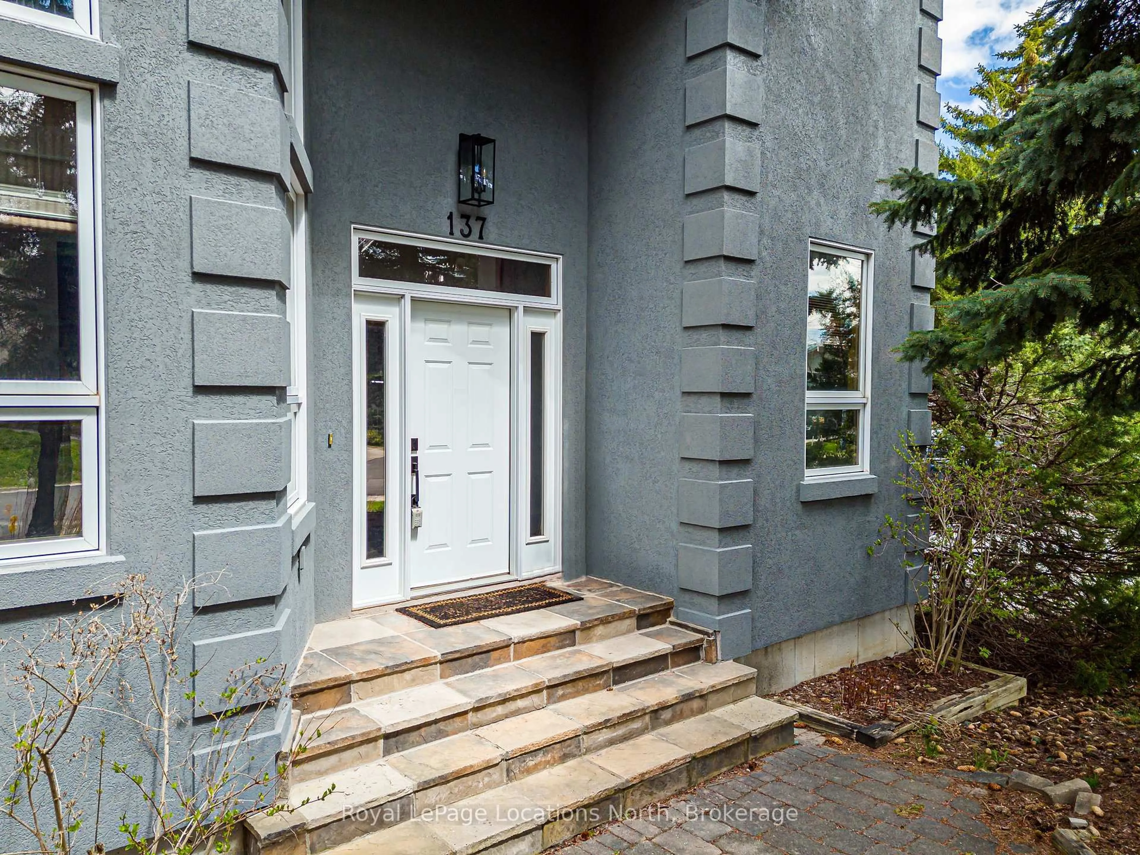 Indoor entryway for 137 Pioneer Lane, Blue Mountains Ontario L9Y 0M7