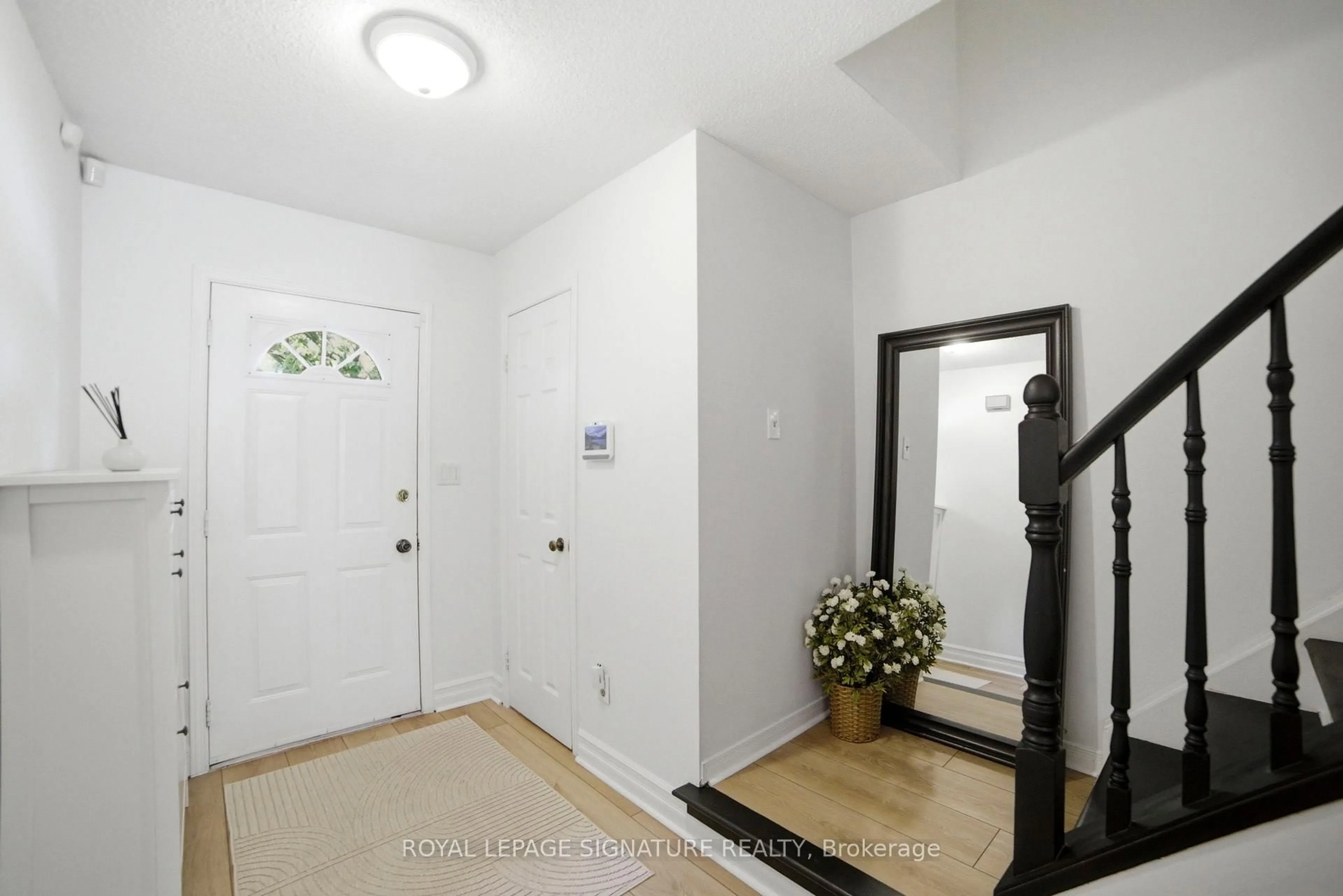 Indoor entryway for 1 Royalwood Crt #15, Hamilton Ontario L8E 4Y1