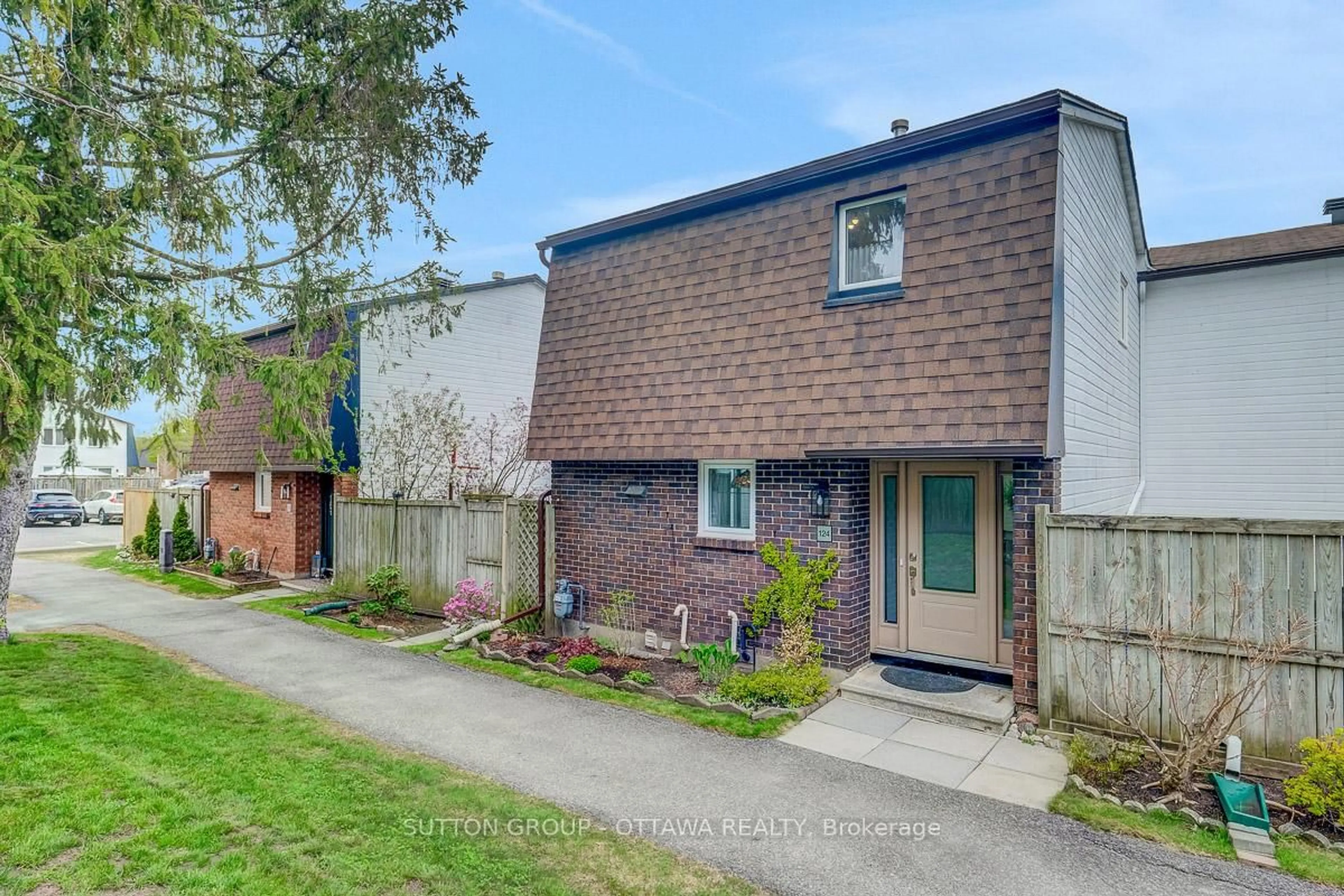 A pic from outside/outdoor area/front of a property/back of a property/a pic from drone, street for 3691 Albion Rd #124, Ottawa Ontario K1T 1P2