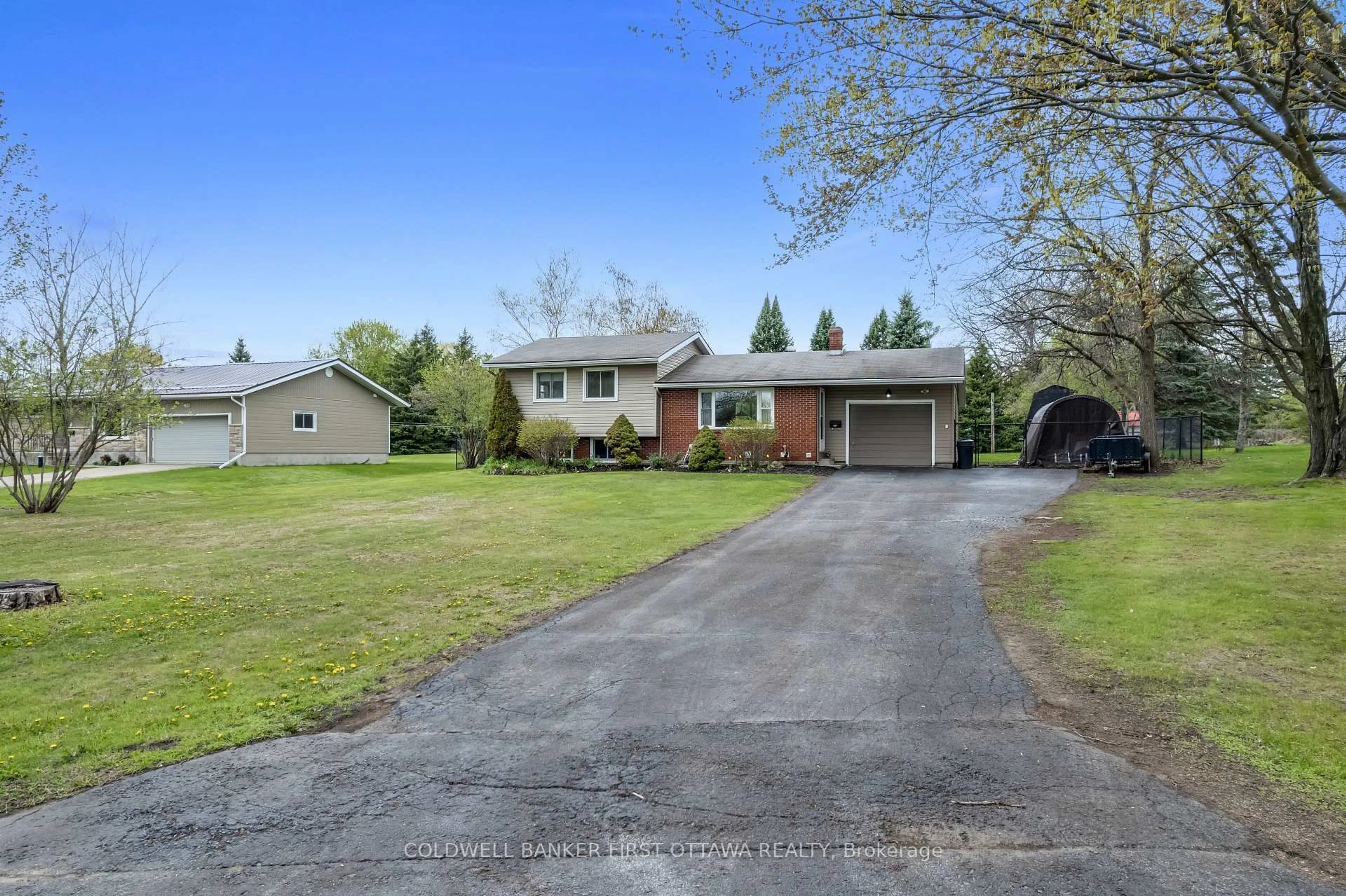 A pic from outside/outdoor area/front of a property/back of a property/a pic from drone, street for 114 Morris Rd, Drummond/North Elmsley Ontario K7H 3A8