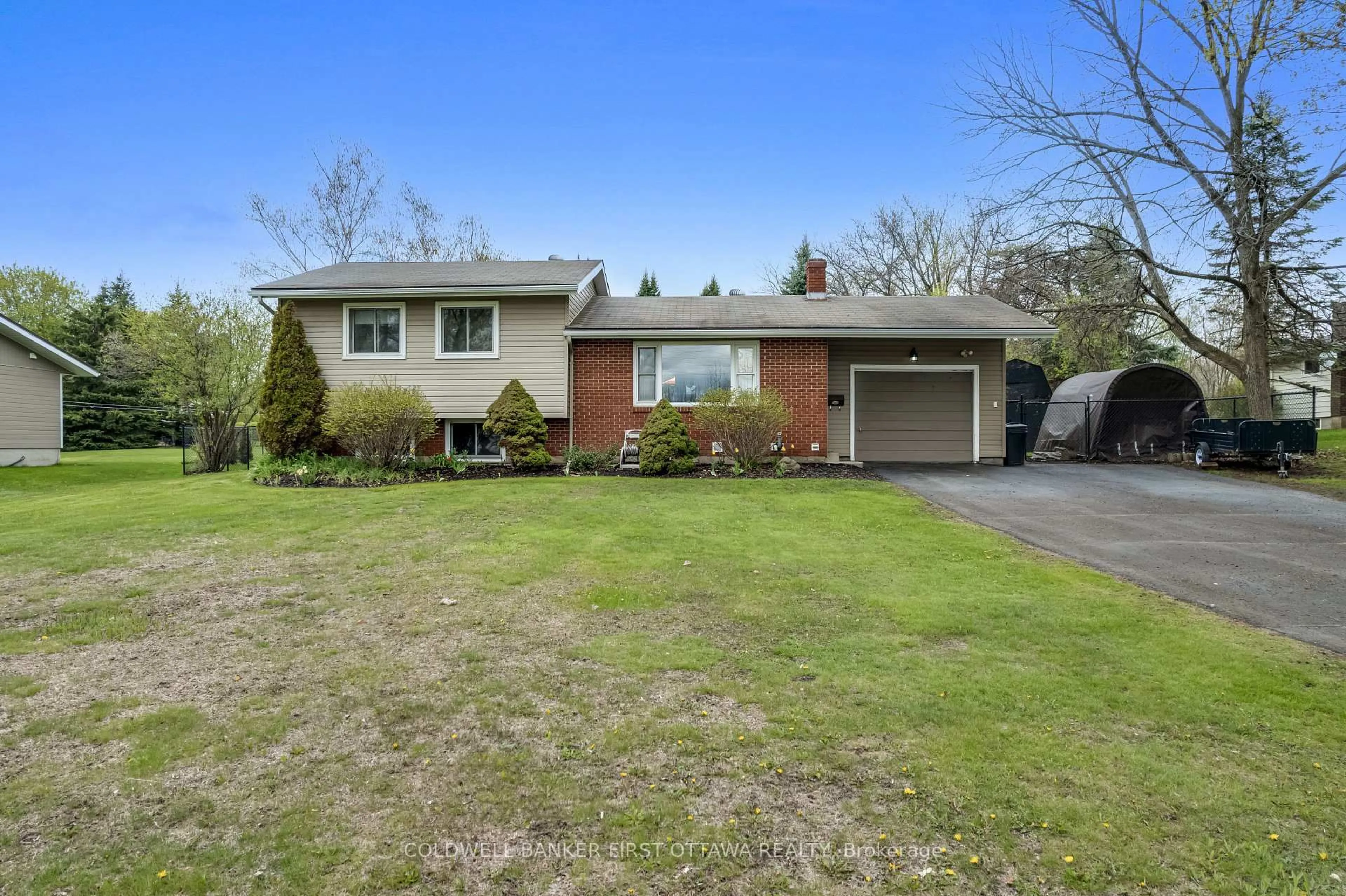 Home with vinyl exterior material, street for 114 Morris Rd, Drummond/North Elmsley Ontario K7H 3A8