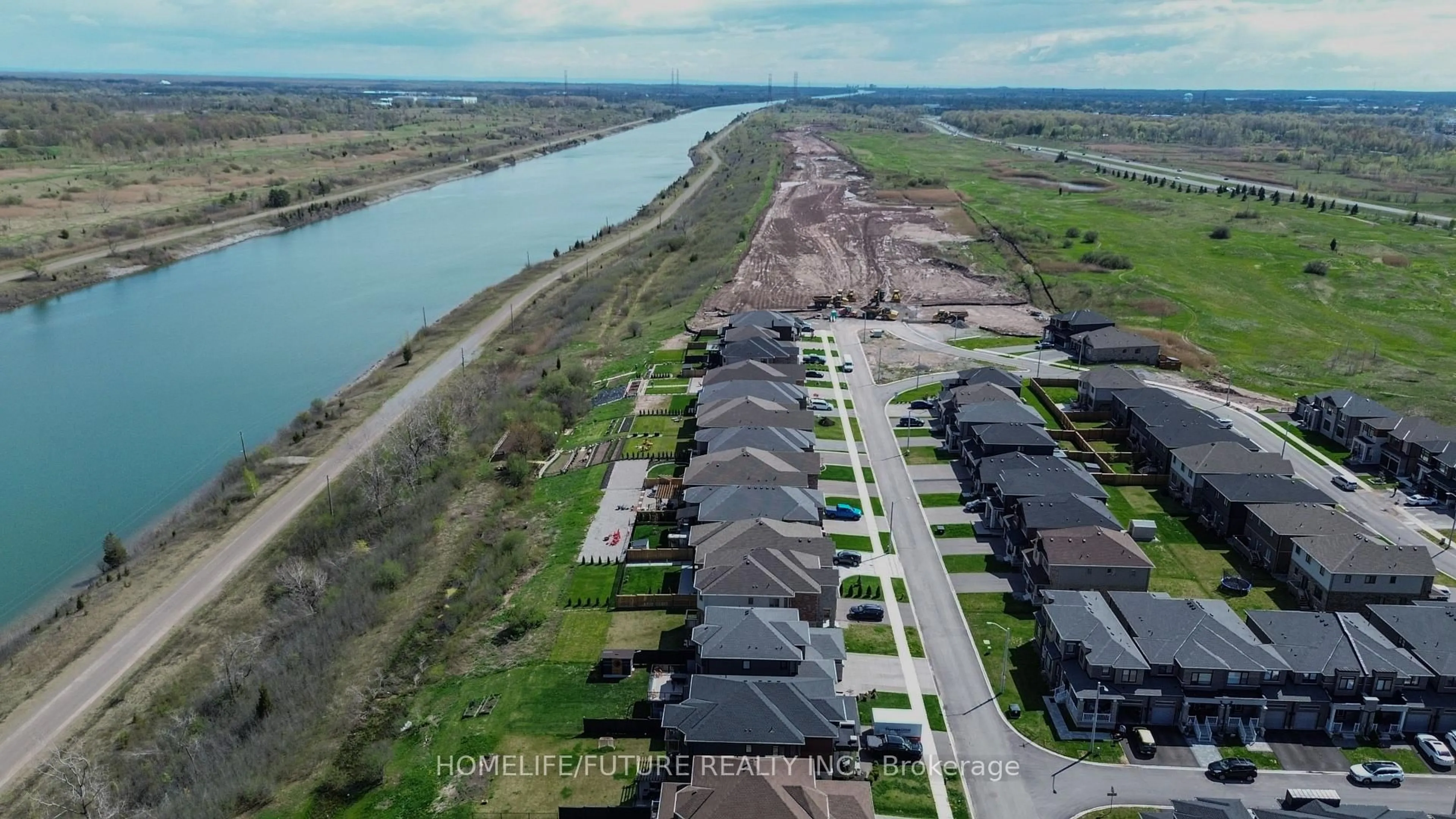 A pic from outside/outdoor area/front of a property/back of a property/a pic from drone, water/lake/river/ocean view for 114 Shoreview Dr, Welland Ontario L3B 0H3