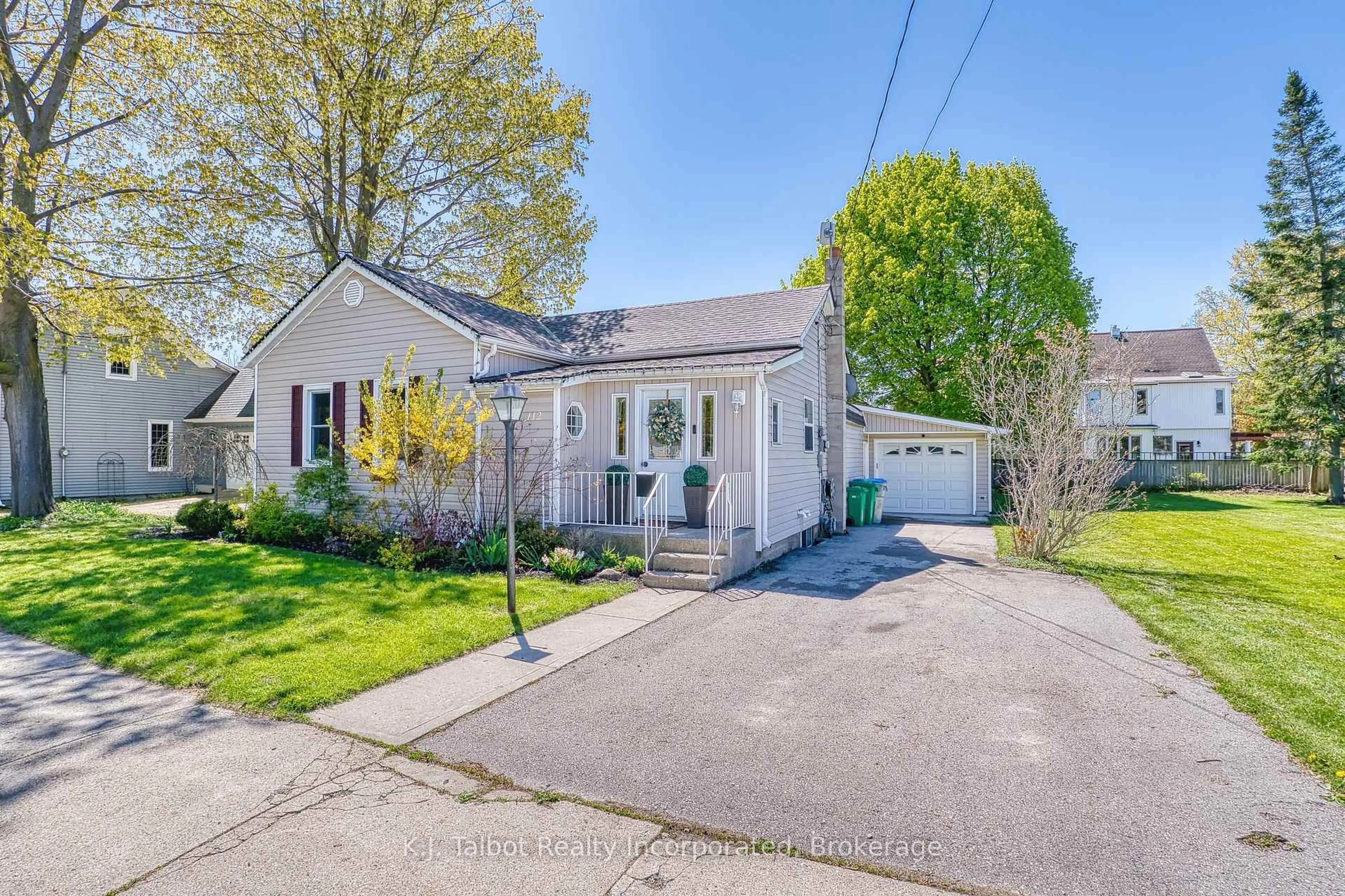 A pic from outside/outdoor area/front of a property/back of a property/a pic from drone, street for 112 Anglesea St, Goderich Ontario N7A 1V3