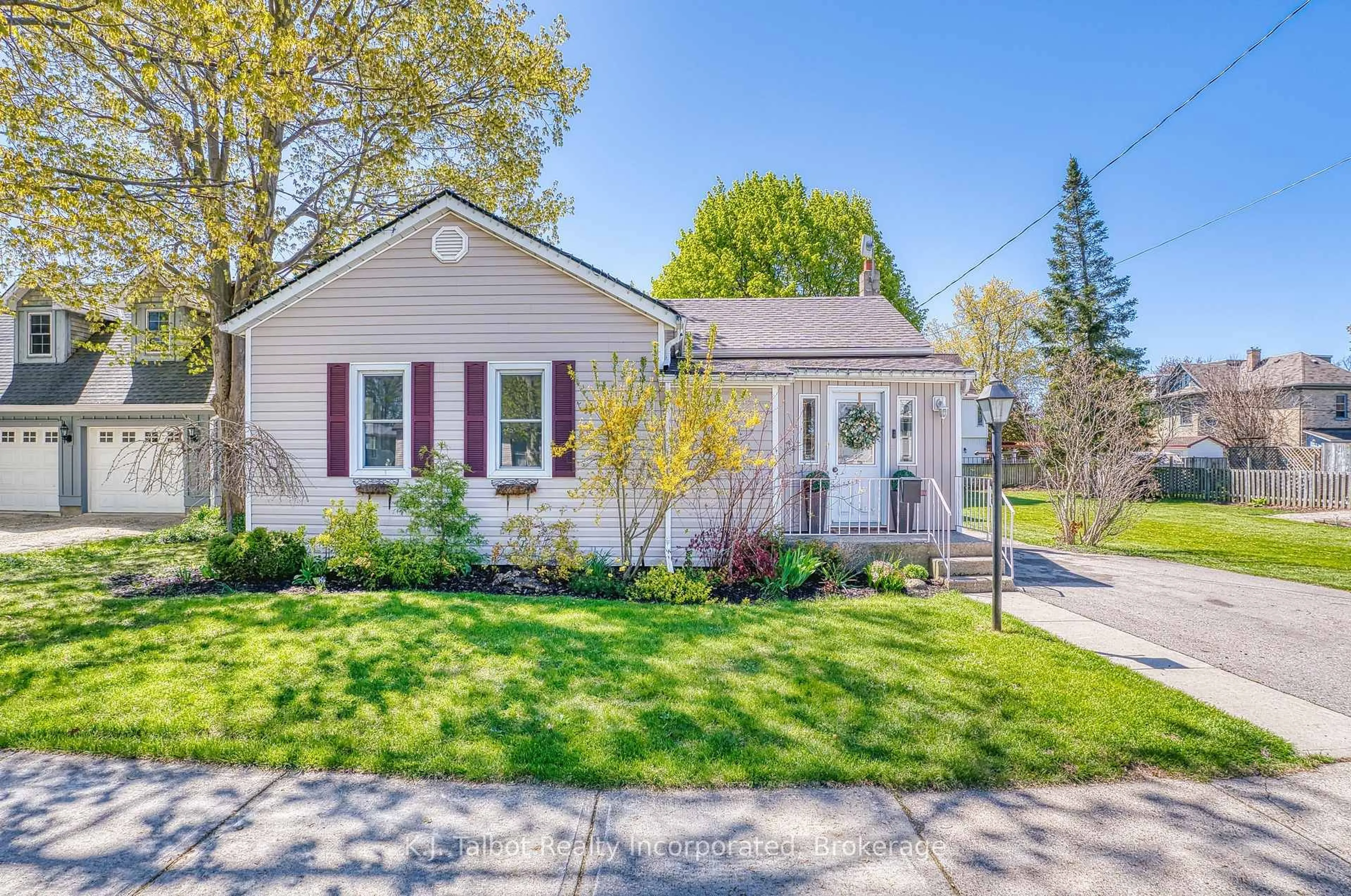 Home with vinyl exterior material, street for 112 Anglesea St, Goderich Ontario N7A 1V3