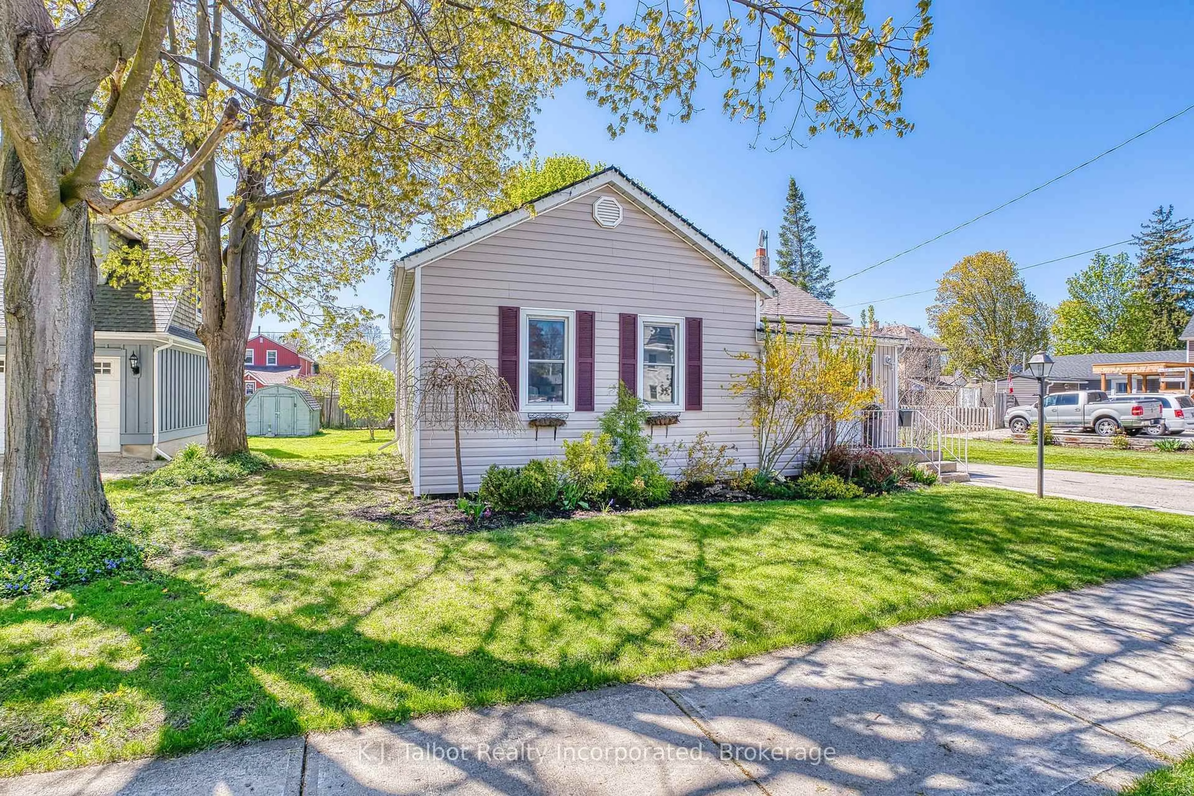 Home with vinyl exterior material, street for 112 Anglesea St, Goderich Ontario N7A 1V3