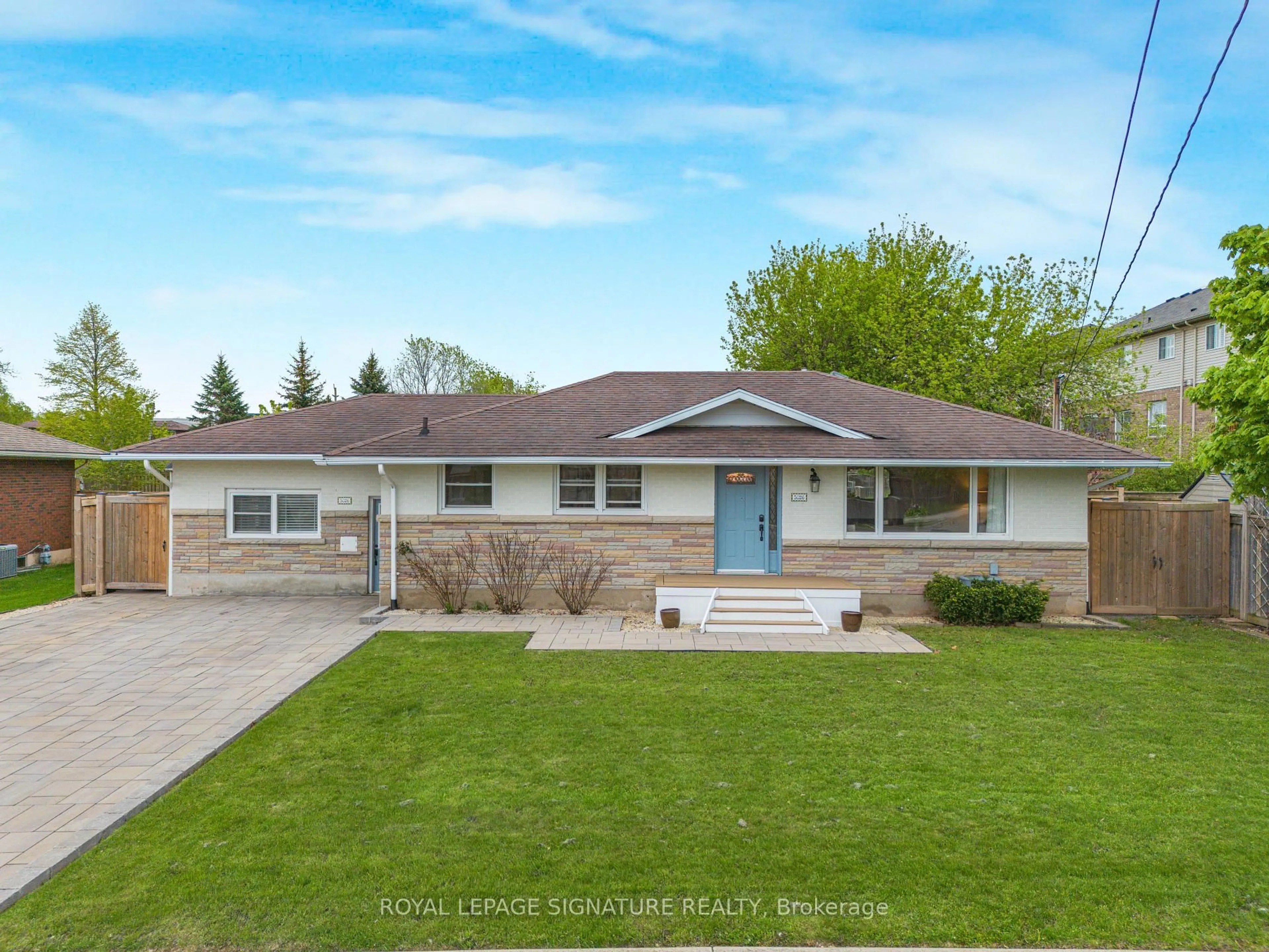 Home with vinyl exterior material, street for 5026 Gibson St, Lincoln Ontario L0R 1B0