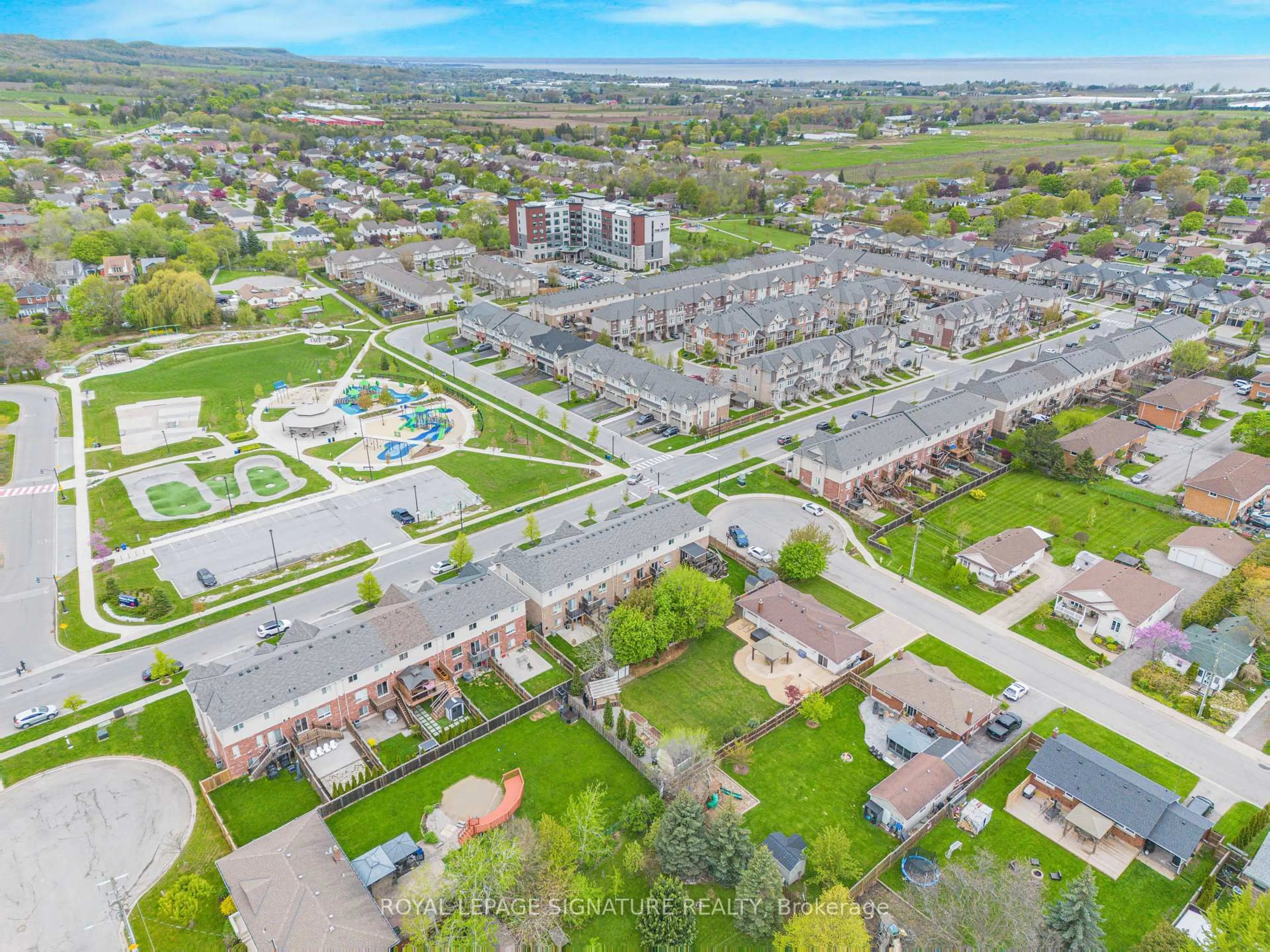 A pic from outside/outdoor area/front of a property/back of a property/a pic from drone, street for 5026 Gibson St, Lincoln Ontario L0R 1B0