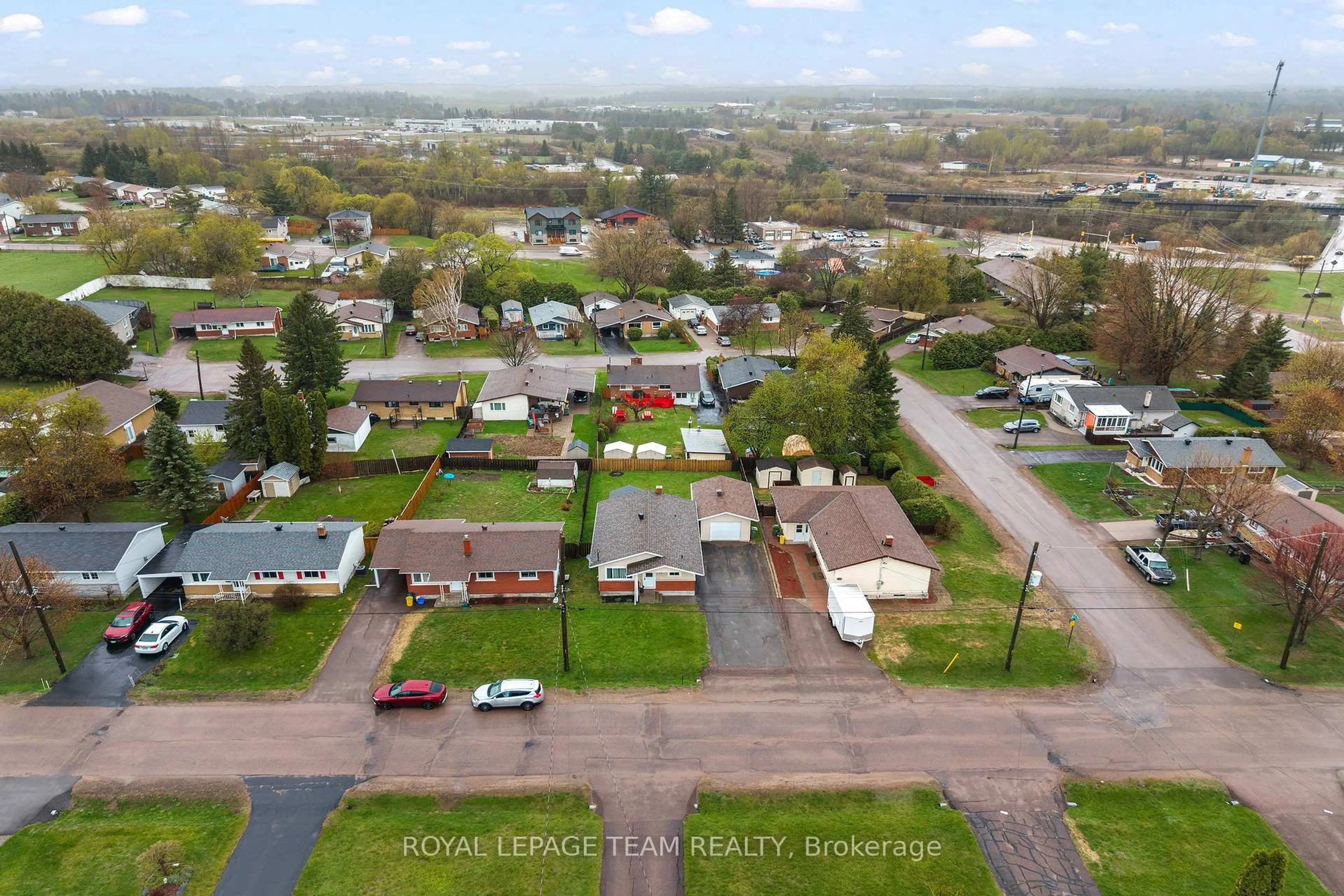 A pic from outside/outdoor area/front of a property/back of a property/a pic from drone, street for 128 ELLIS Ave, Pembroke Ontario K8A 2H9