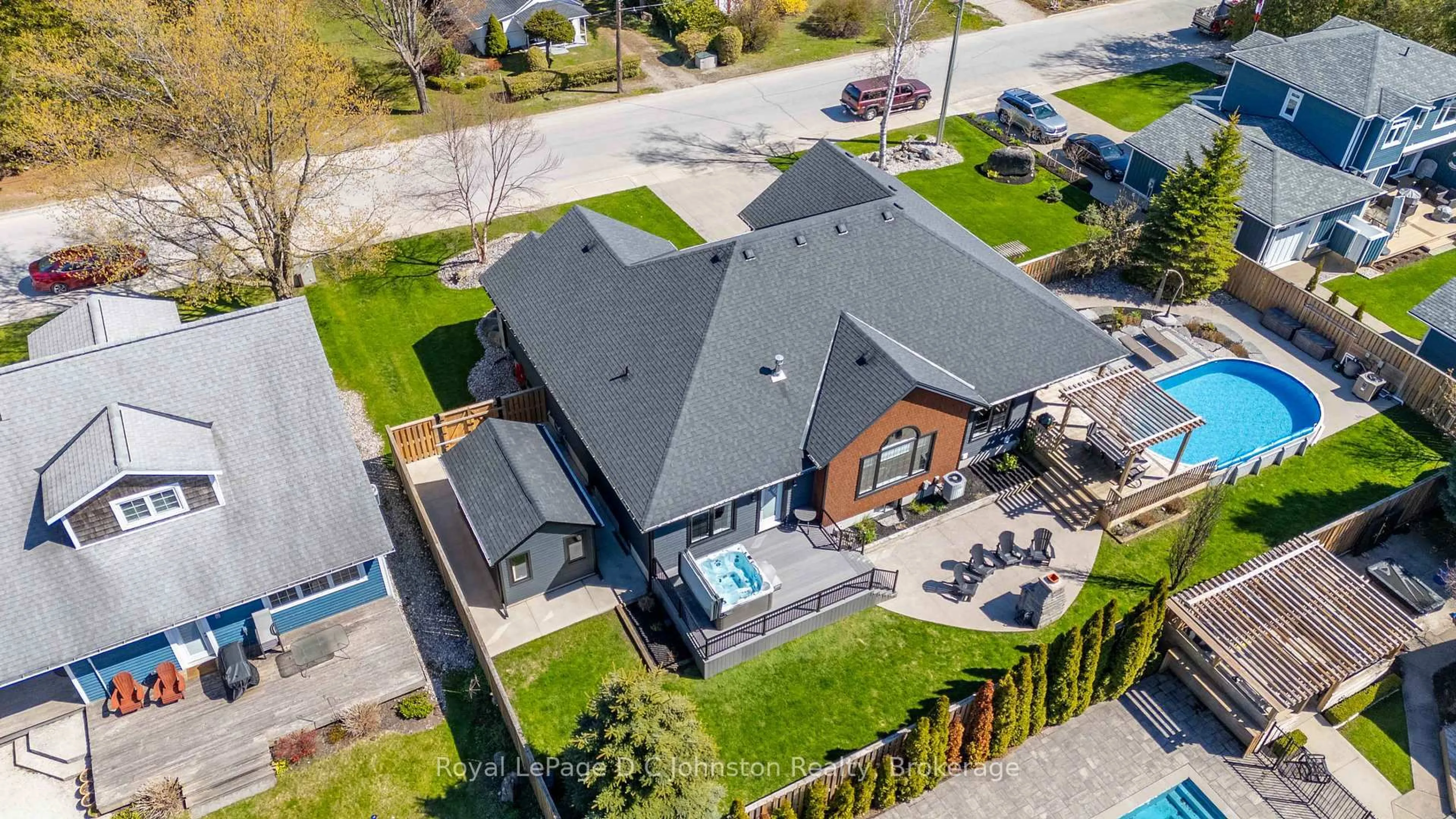 A pic from outside/outdoor area/front of a property/back of a property/a pic from drone, street for 171 Huron St, Saugeen Shores Ontario N0H 2L0