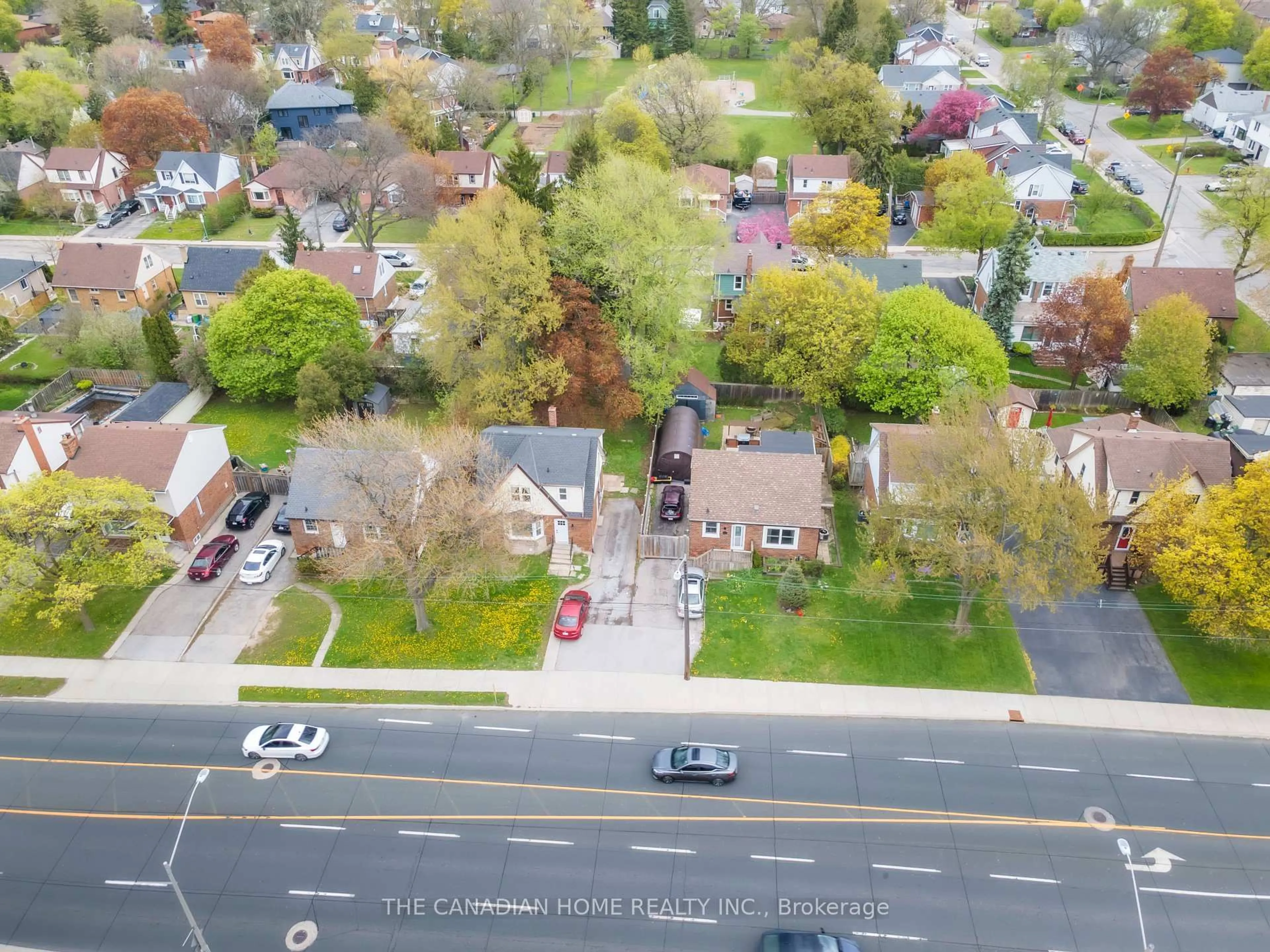 A pic from outside/outdoor area/front of a property/back of a property/a pic from drone, street for 87 WEST 5TH St, Hamilton Ontario L9C 3N5