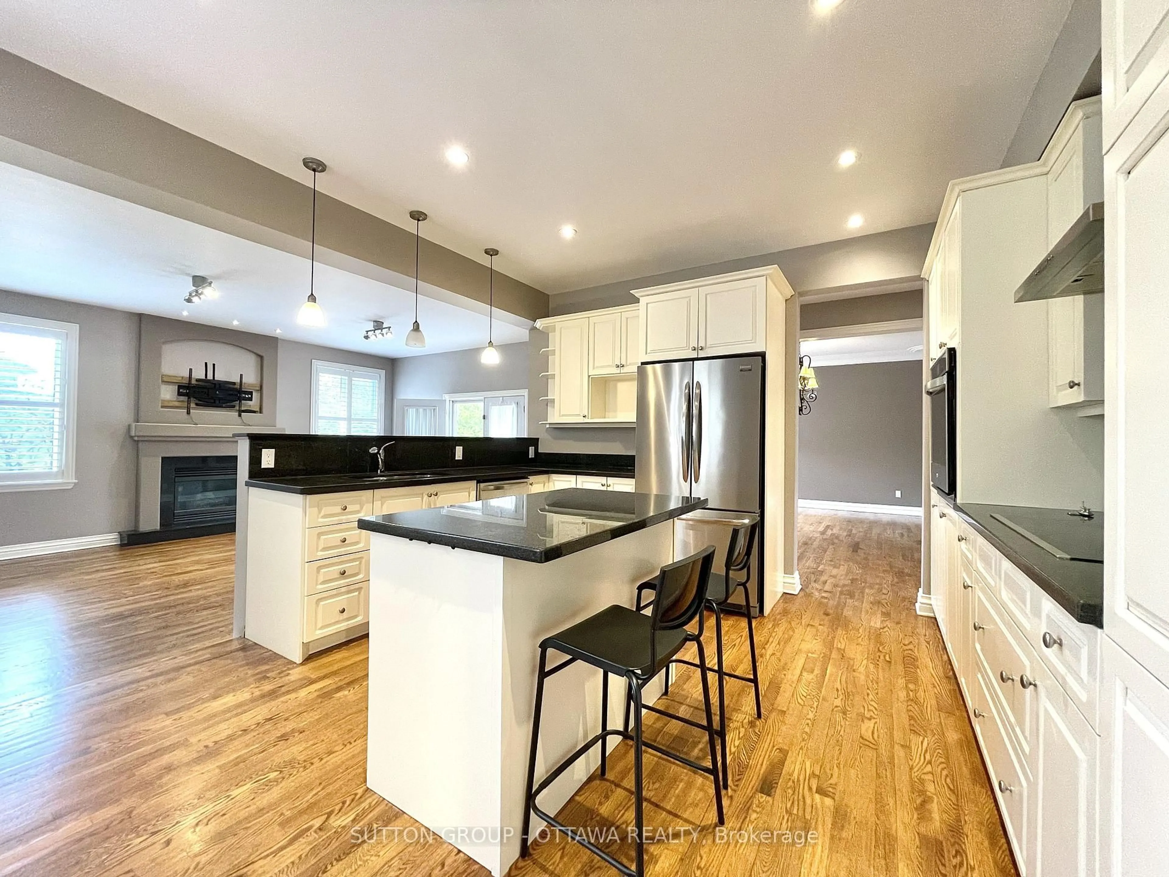 Open concept kitchen, unknown for 1520 Arnhem St, Ottawa Ontario K2C 1V1