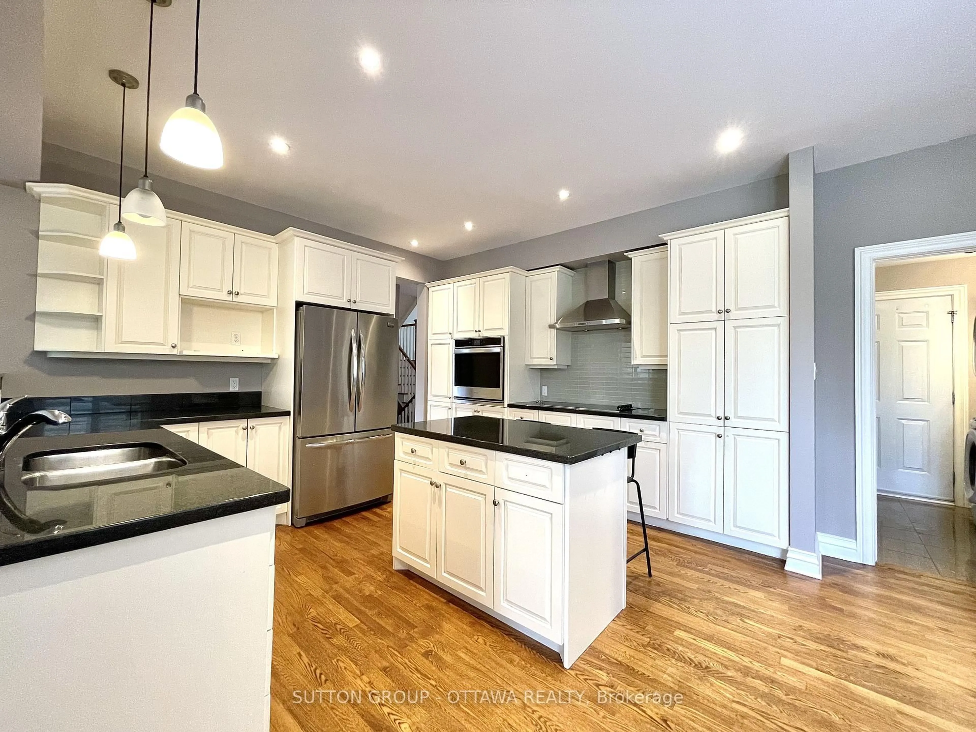 Open concept kitchen, unknown for 1520 Arnhem St, Ottawa Ontario K2C 1V1