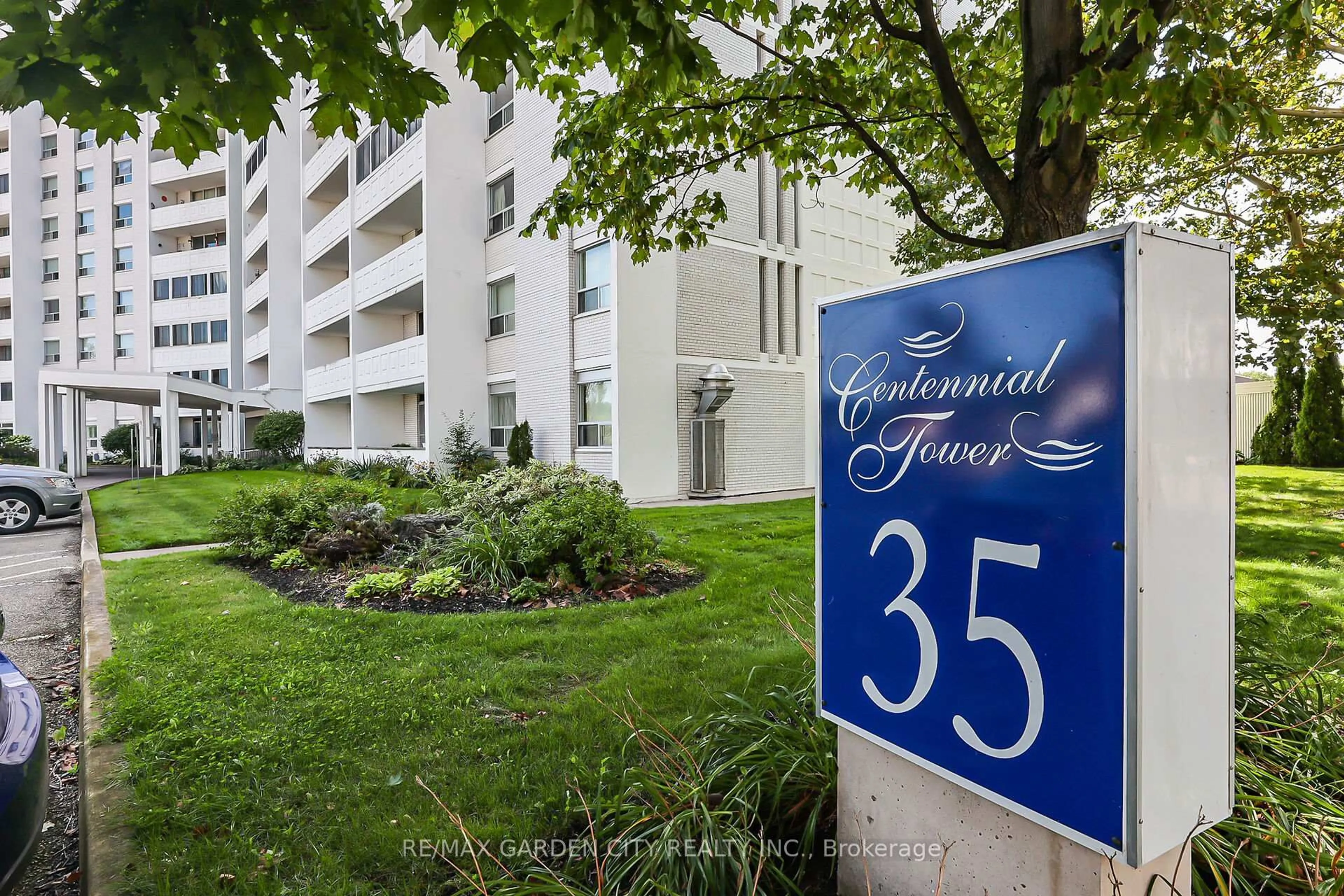 Indoor foyer for 35 Towering Heights Blvd #106, St. Catharines Ontario L2T 3G8