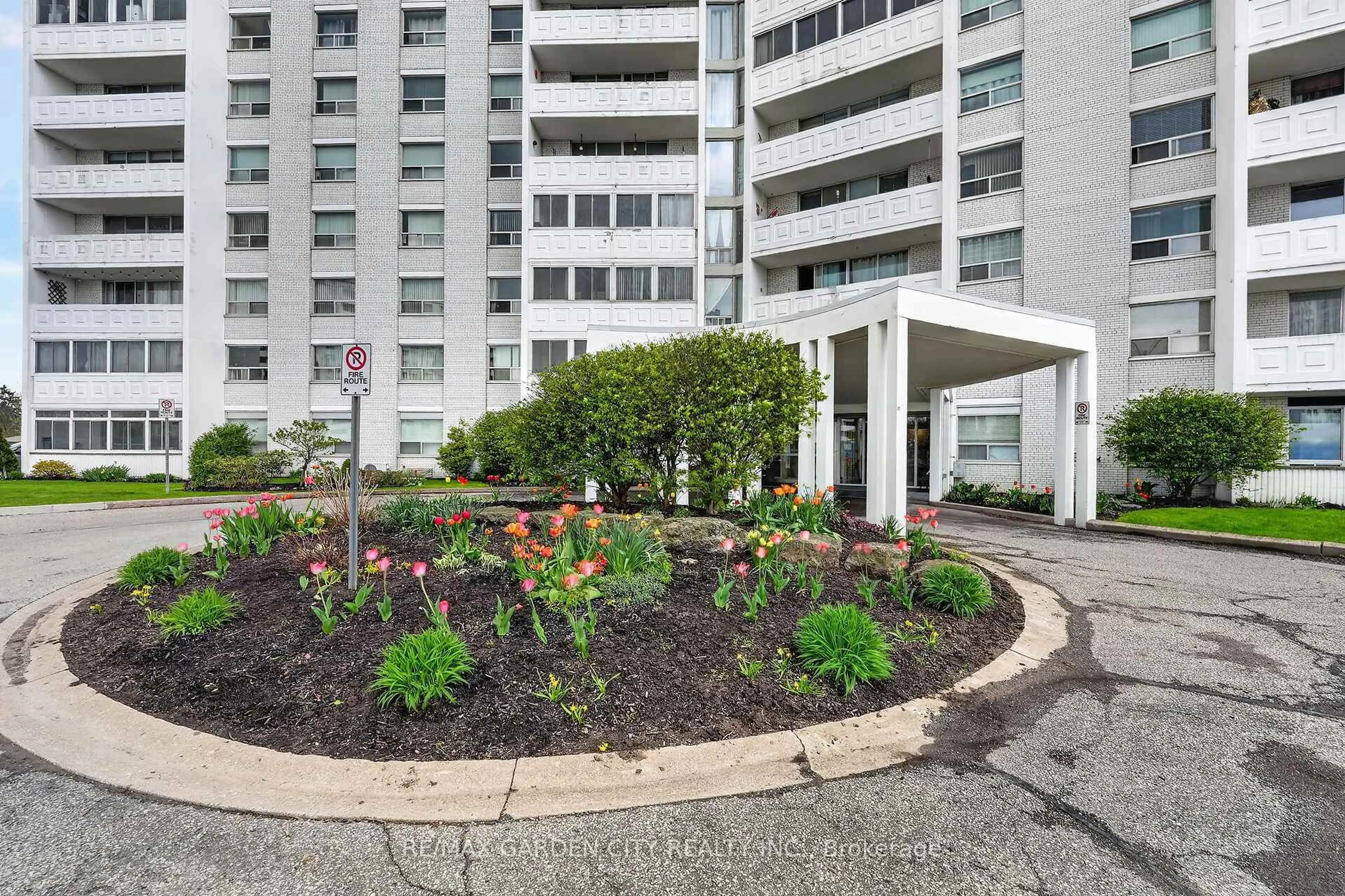 Patio, street for 35 Towering Heights Blvd #106, St. Catharines Ontario L2T 3G8