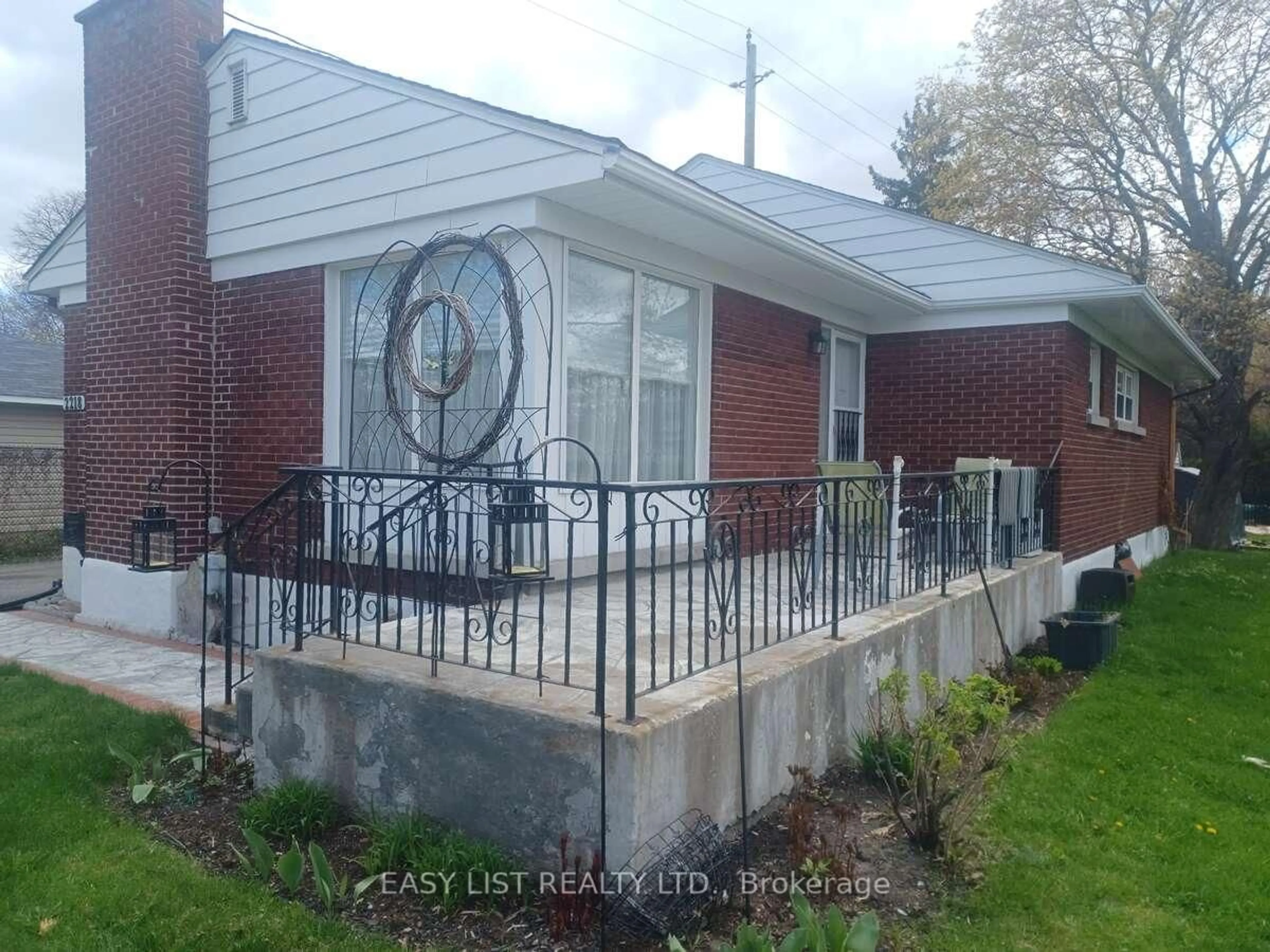 Unknown for 2218 Iris St, Ottawa Ontario K2C 1B8