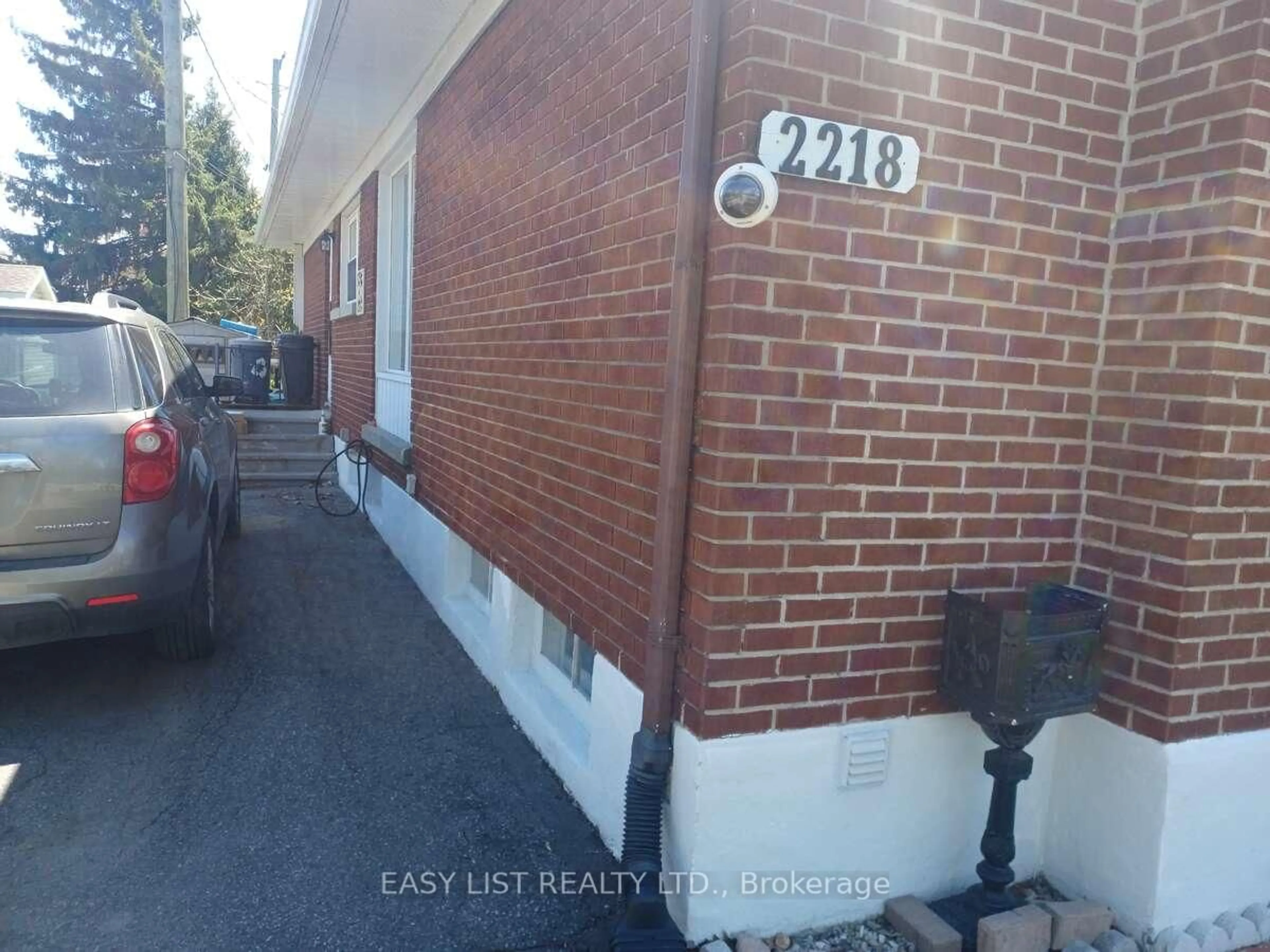 Unknown for 2218 Iris St, Ottawa Ontario K2C 1B8
