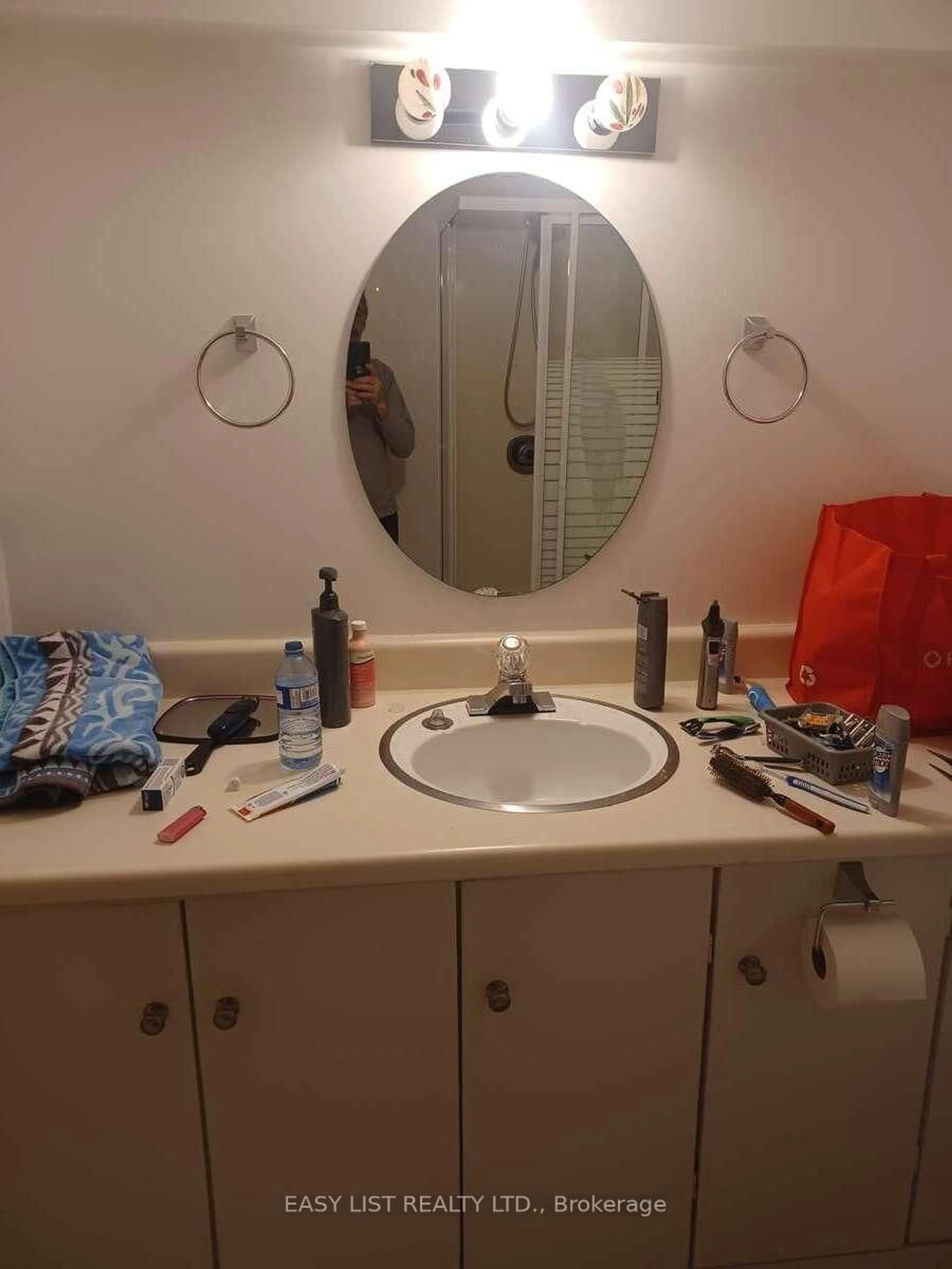 A pic of a room for 2218 Iris St, Ottawa Ontario K2C 1B8