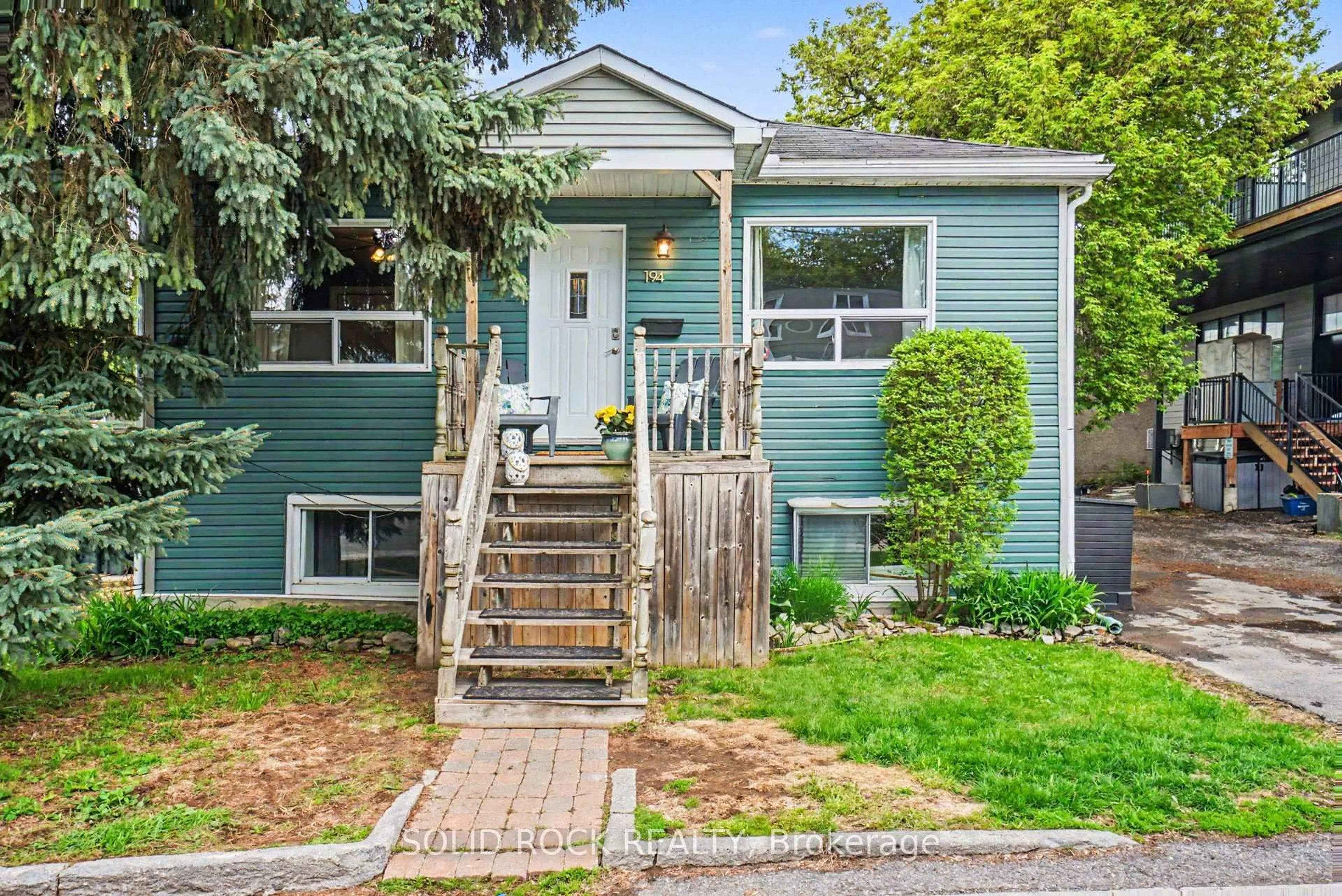 Home with vinyl exterior material, street for 194 Genest St, Ottawa Ontario K1L 7Y6