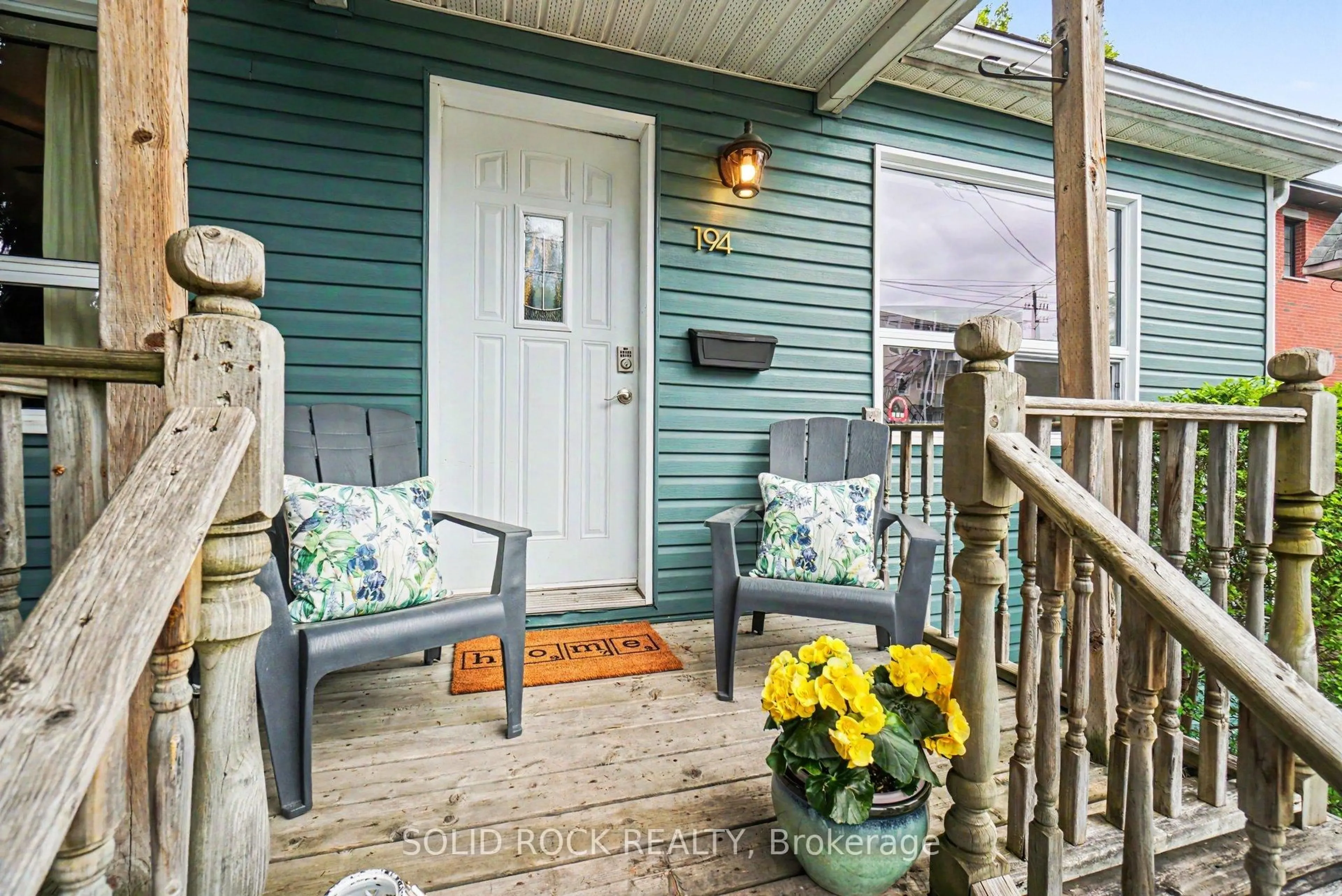 Patio, street for 194 Genest St, Ottawa Ontario K1L 7Y6