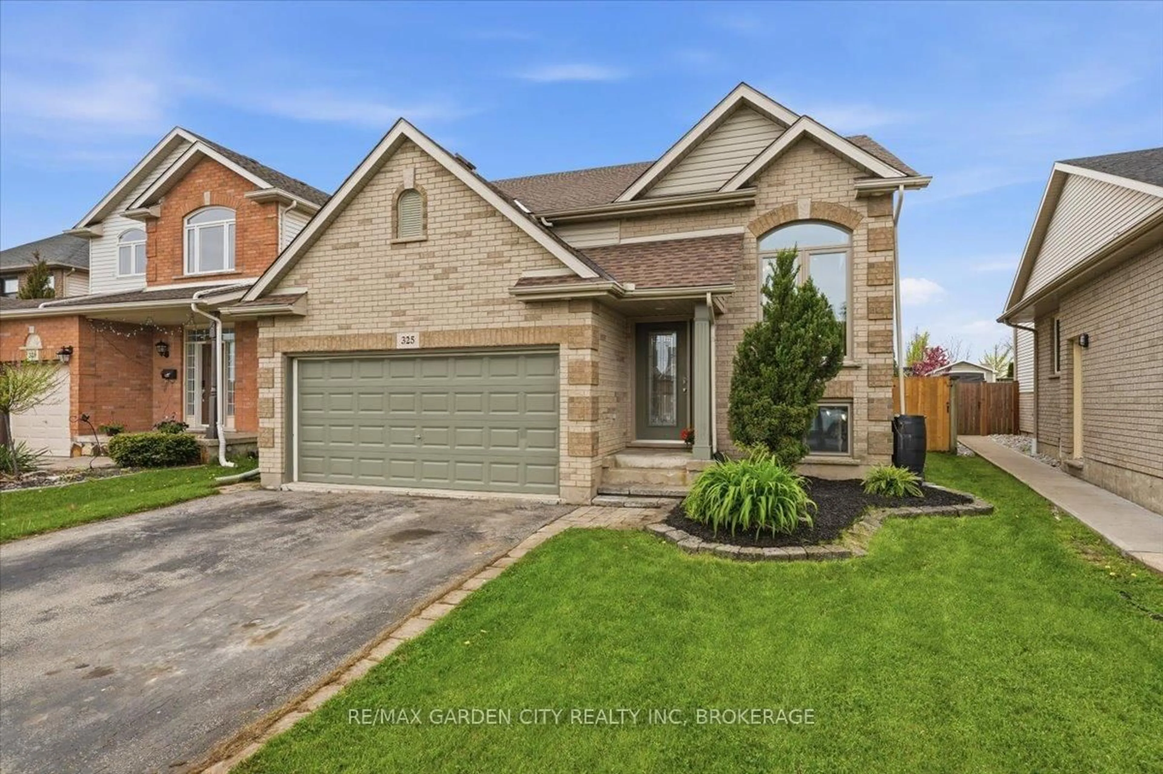 Home with brick exterior material, street for 325 Winterberry Blvd, Thorold Ontario L2V 5E6