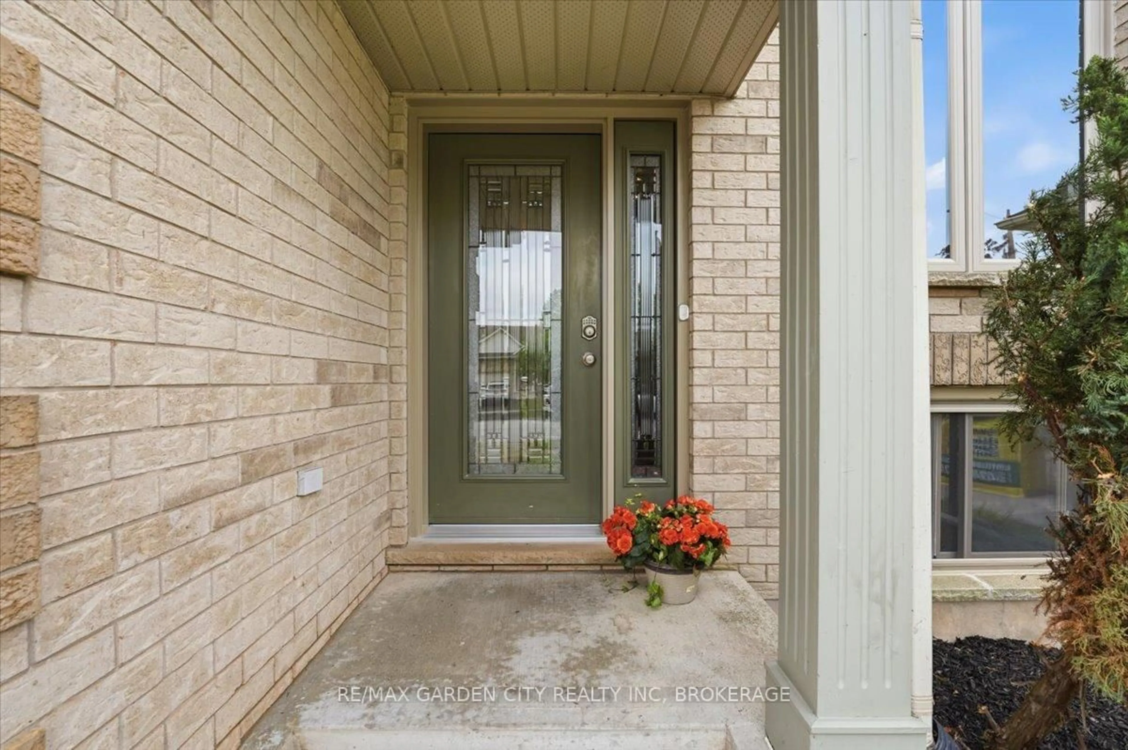 Indoor entryway for 325 Winterberry Blvd, Thorold Ontario L2V 5E6