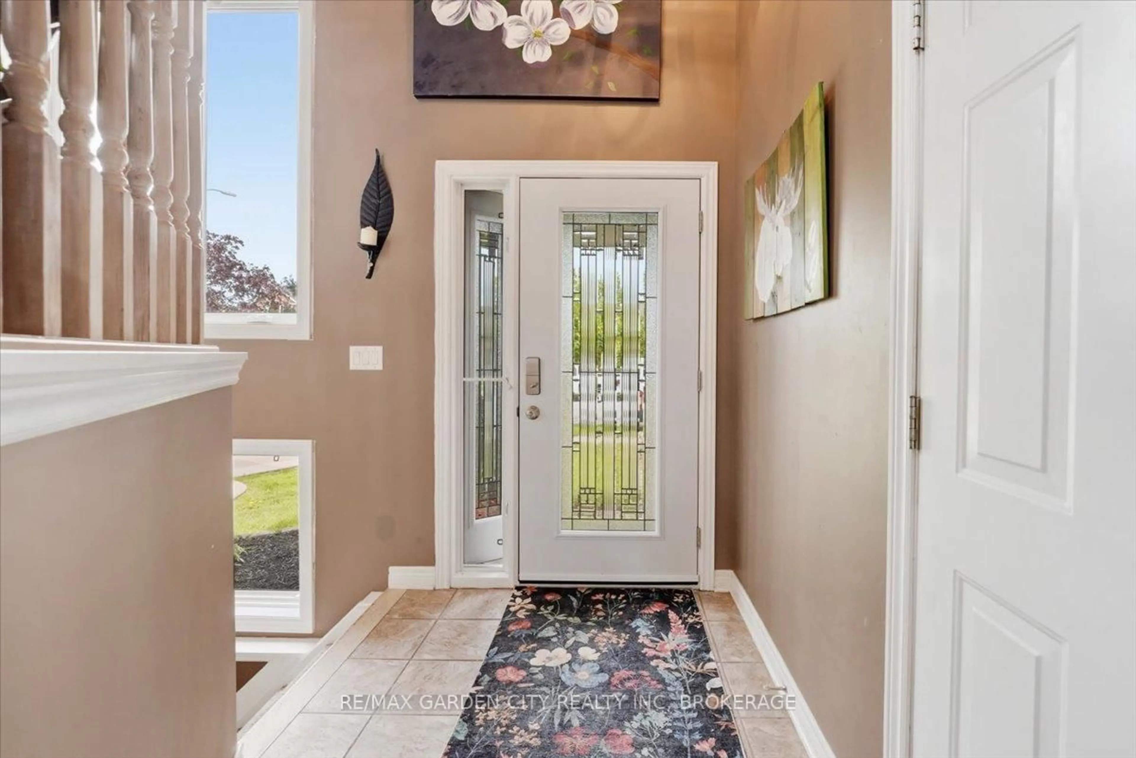Indoor entryway for 325 Winterberry Blvd, Thorold Ontario L2V 5E6