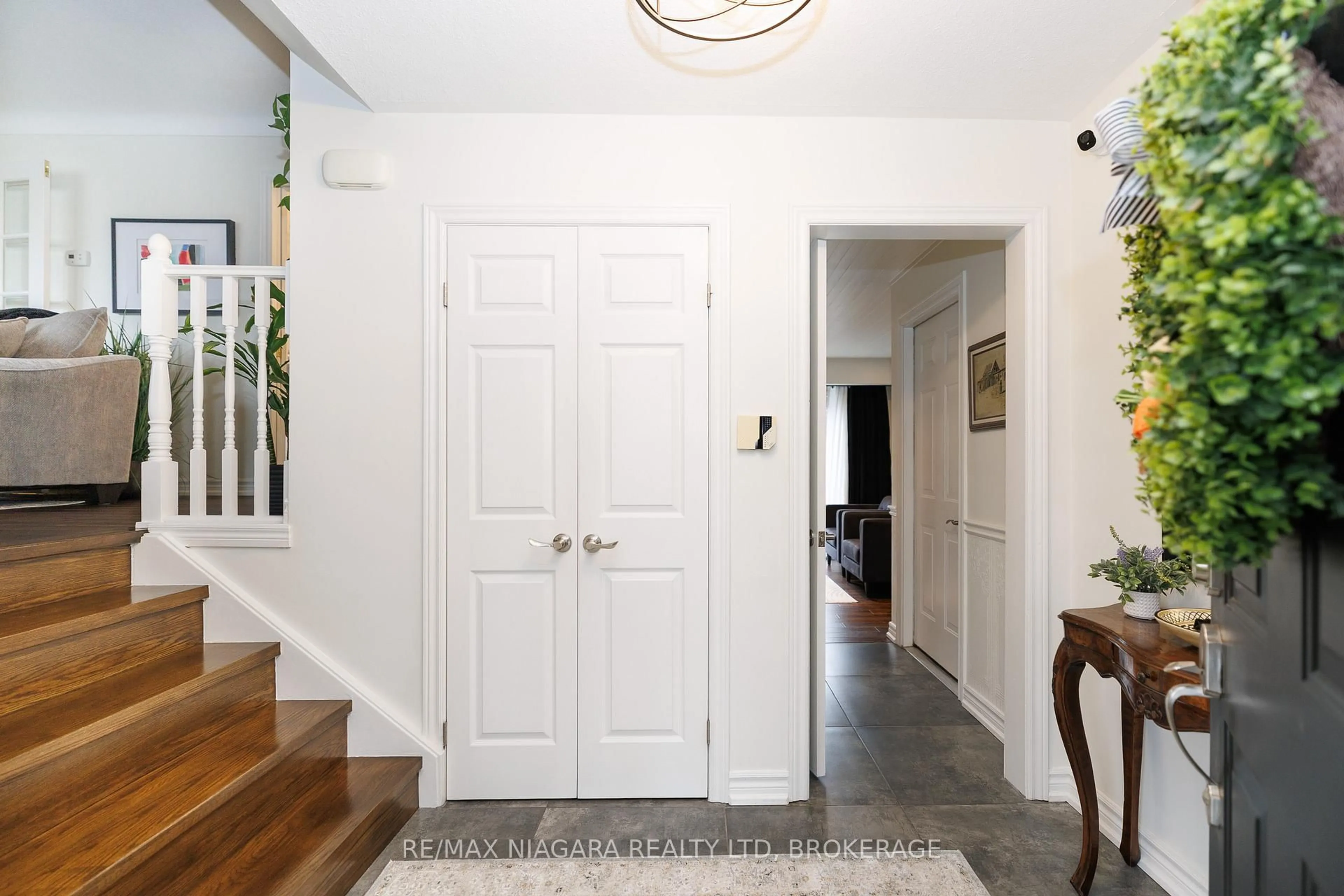 Indoor entryway for 7013 Glengowan Cres, Niagara Falls Ontario L2J 3R7