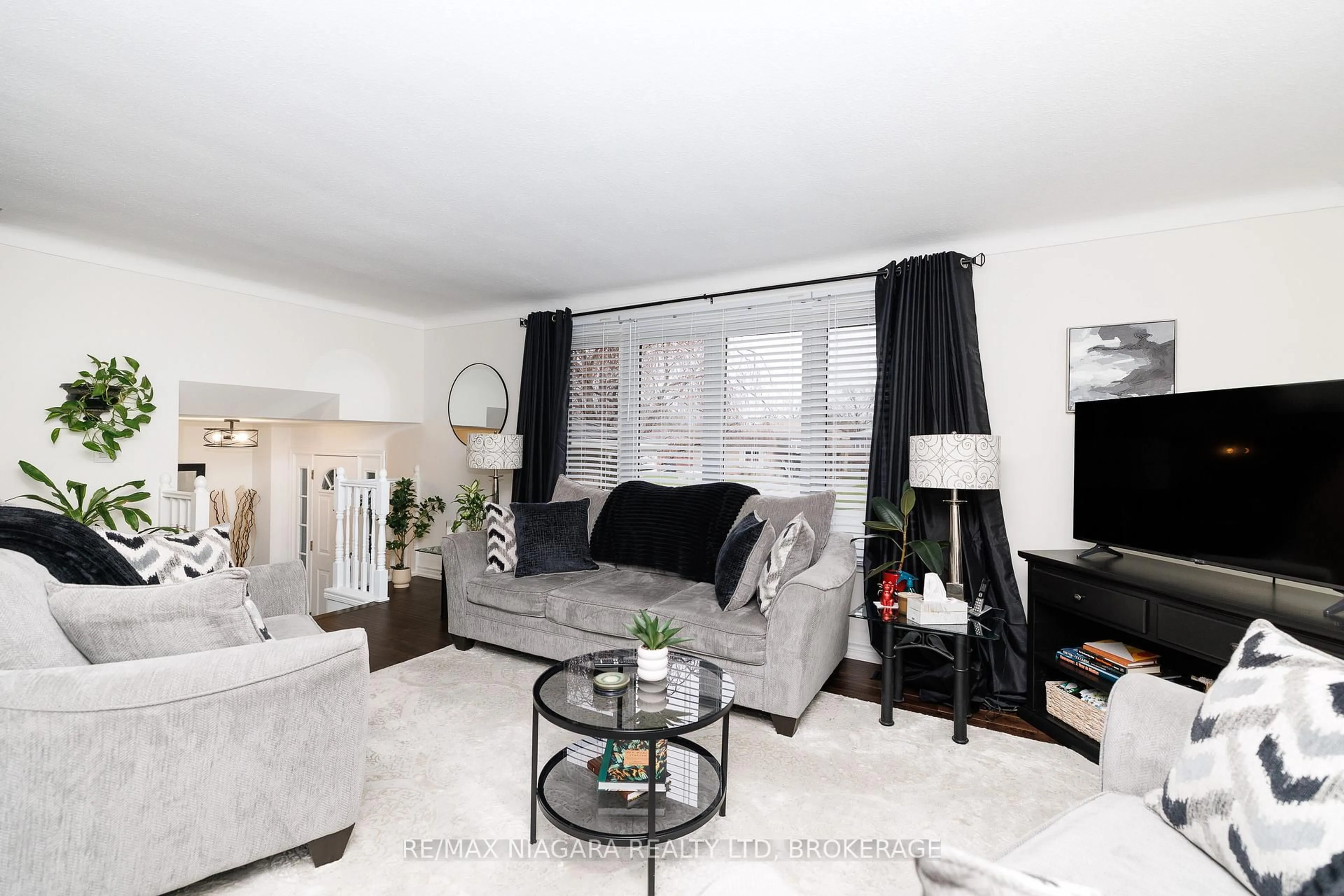 Living room with furniture, unknown for 7013 Glengowan Cres, Niagara Falls Ontario L2J 3R7