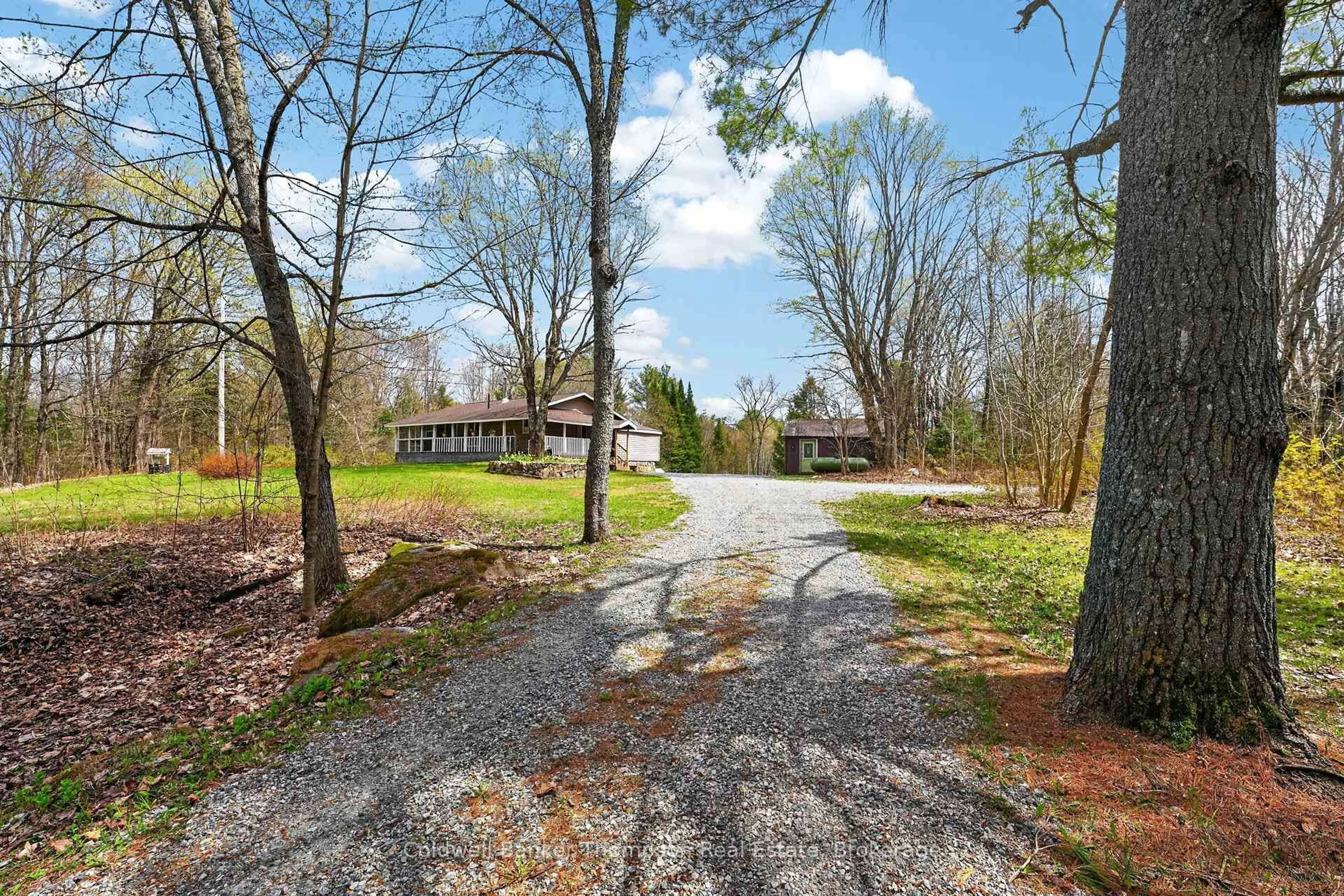 A pic from outside/outdoor area/front of a property/back of a property/a pic from drone, unknown for 469 Lynx Lake Rd, Huntsville Ontario P1H 2J3
