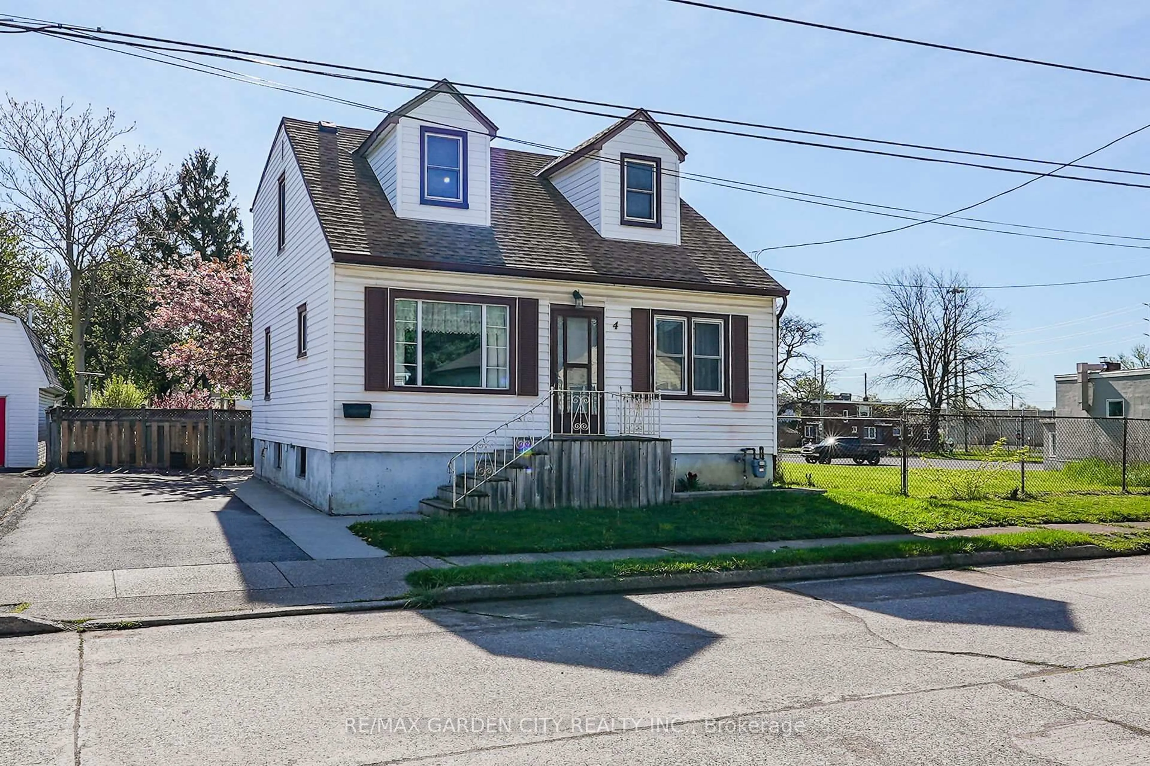 Home with vinyl exterior material, street for 4 Peachdale Ave, St. Catharines Ontario L2M 5M3
