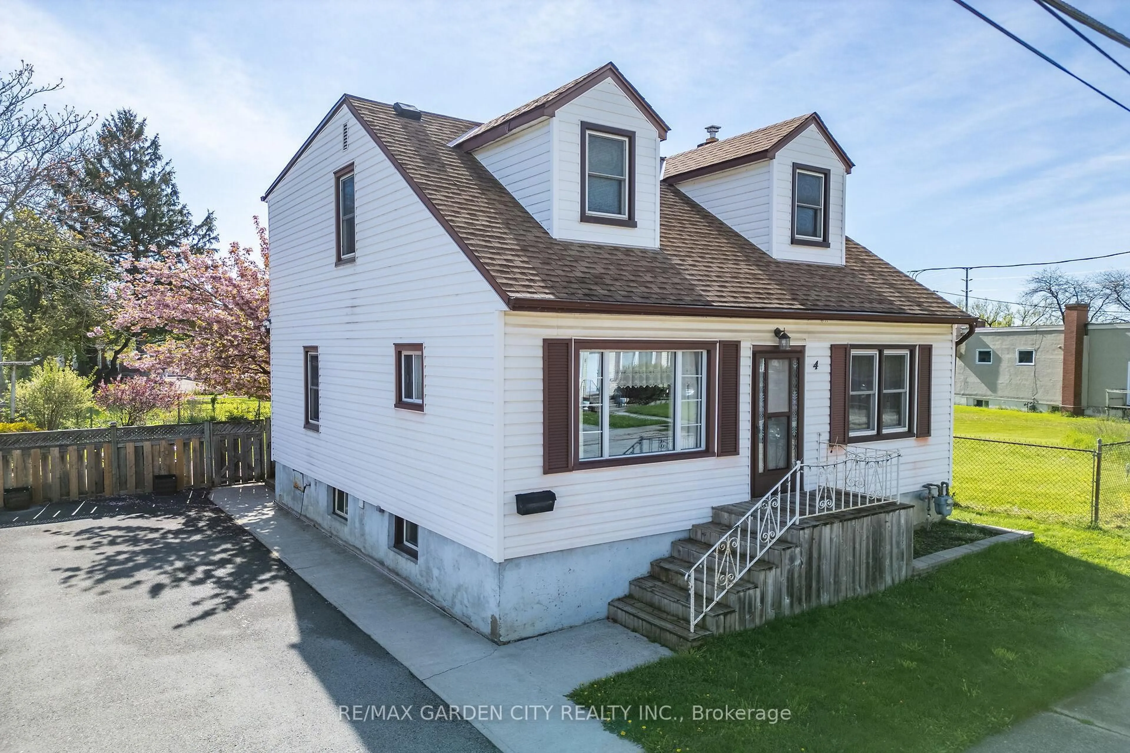 Unknown for 4 Peachdale Ave, St. Catharines Ontario L2M 5M3