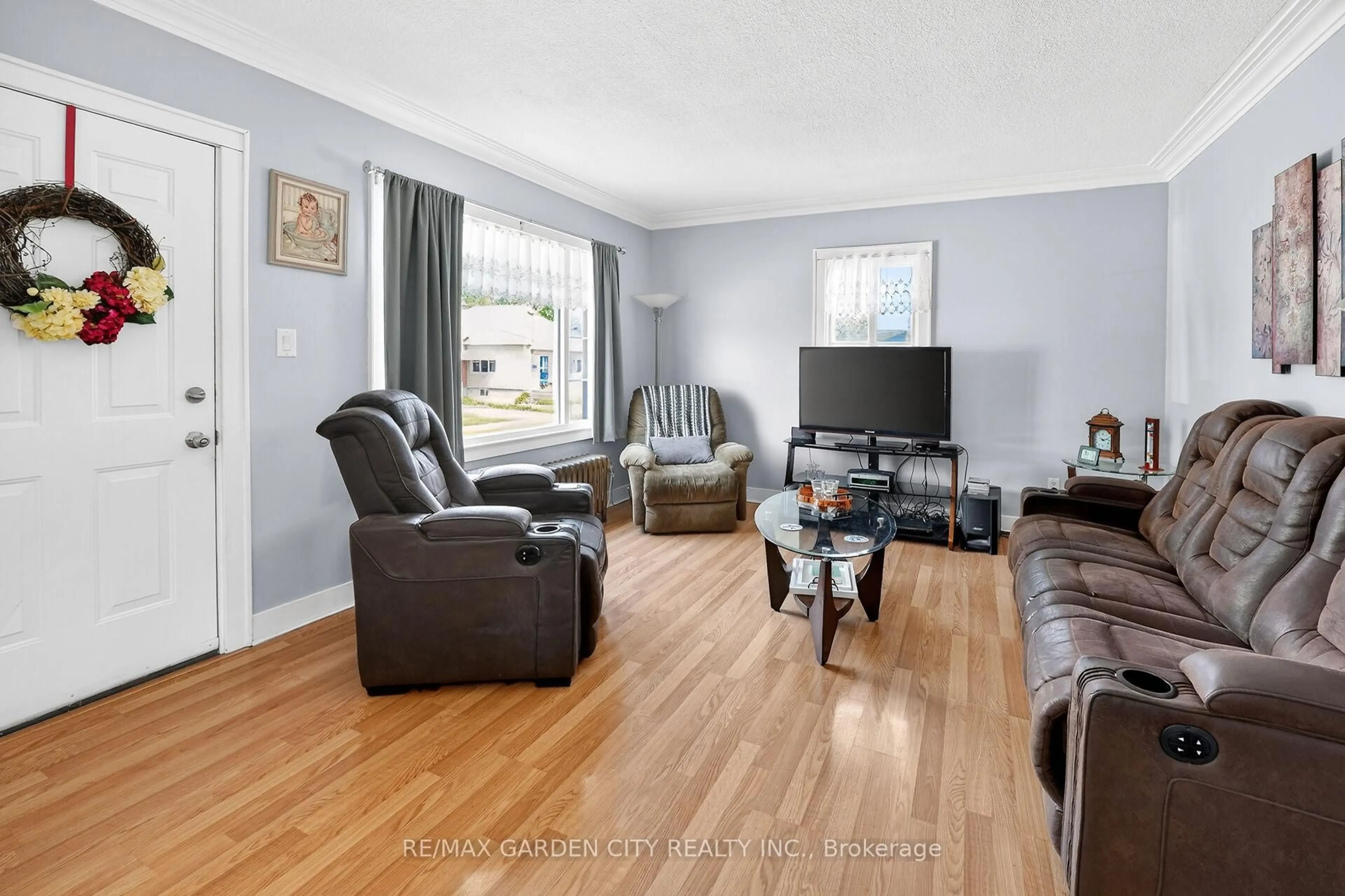 Living room with furniture, wood/laminate floor for 4 Peachdale Ave, St. Catharines Ontario L2M 5M3