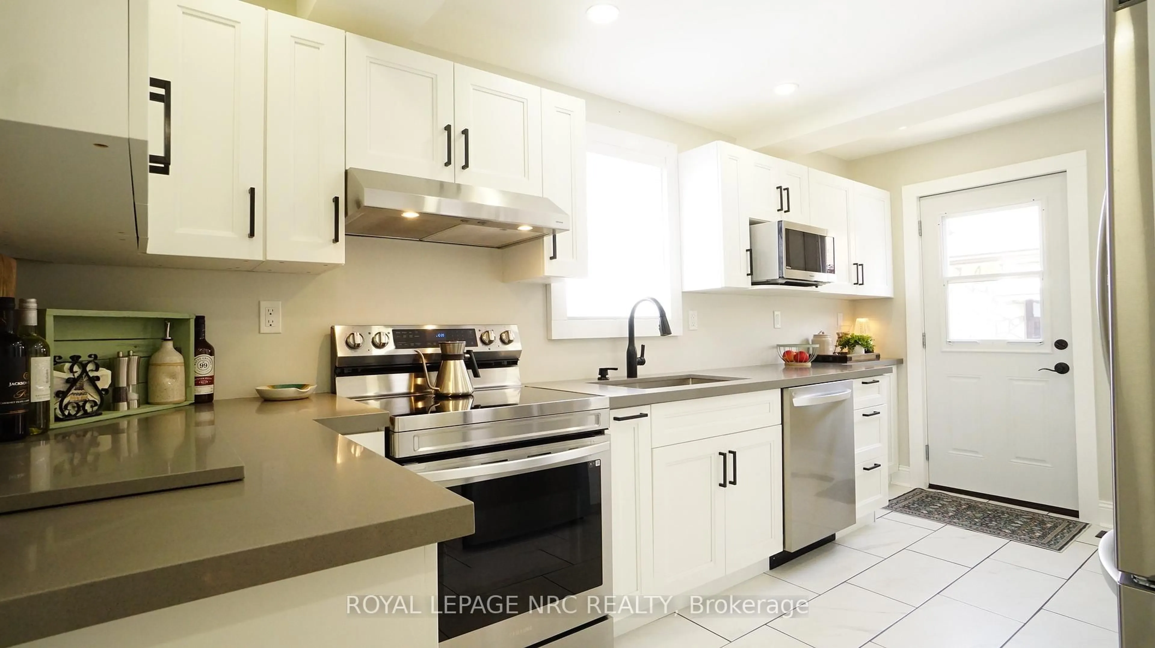 Standard kitchen, ceramic/tile floor for 57 Church St, Welland Ontario L3C 4N7
