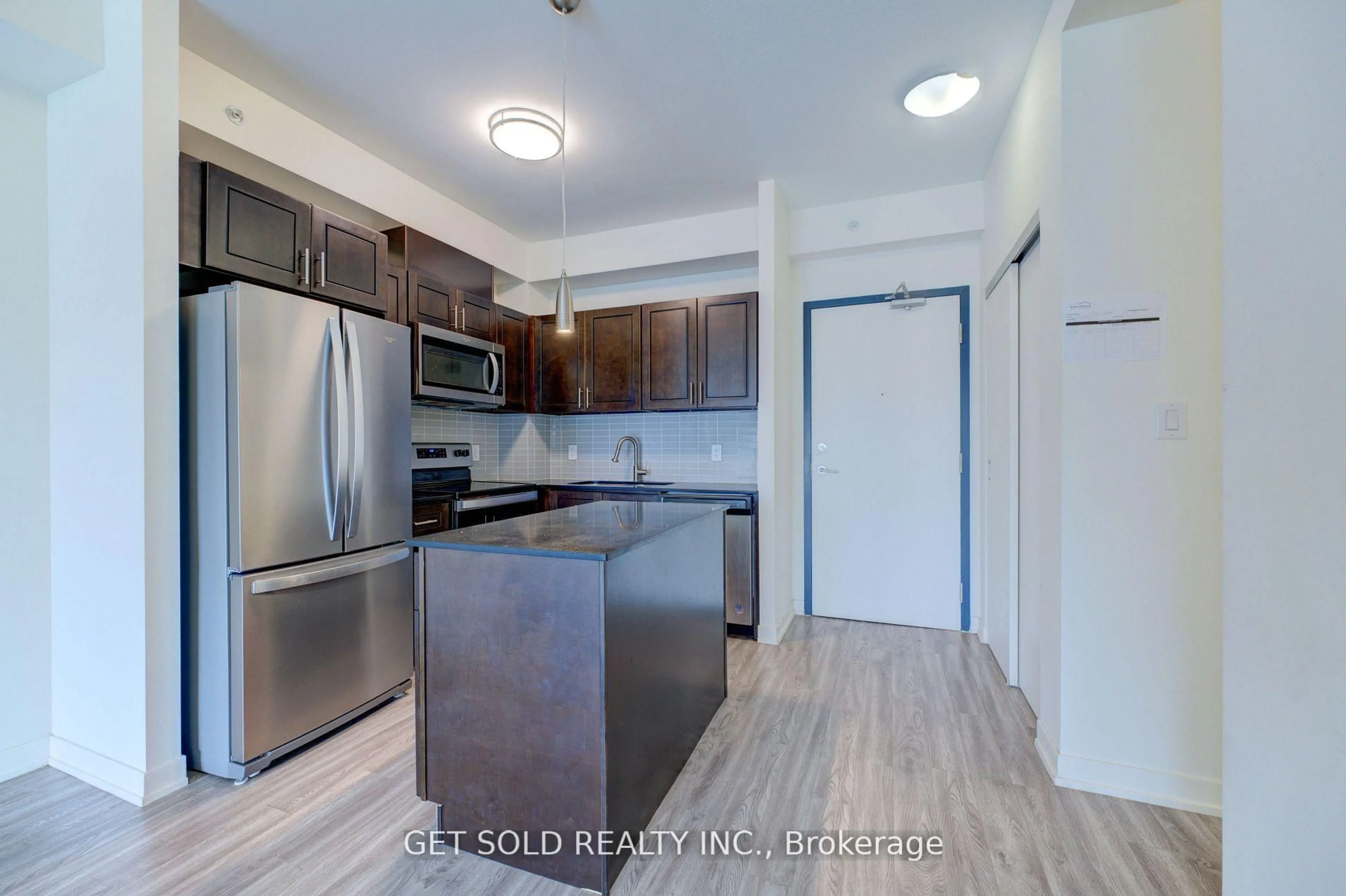 Standard kitchen, unknown for 128 King St #1105, Waterloo Ontario N2J 2X9