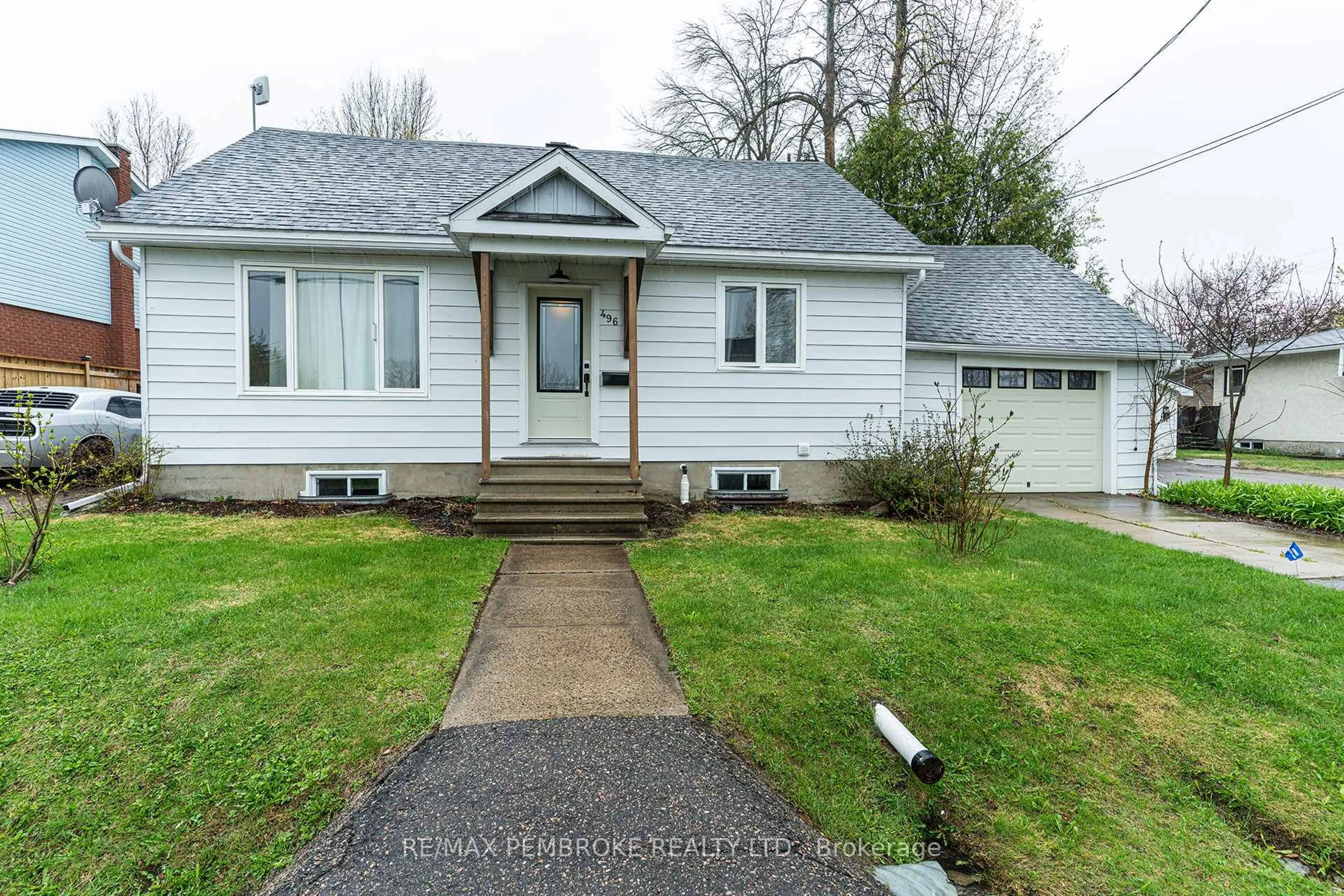 Home with vinyl exterior material, street for 496 Wilbert St, Pembroke Ontario K8A 3G6