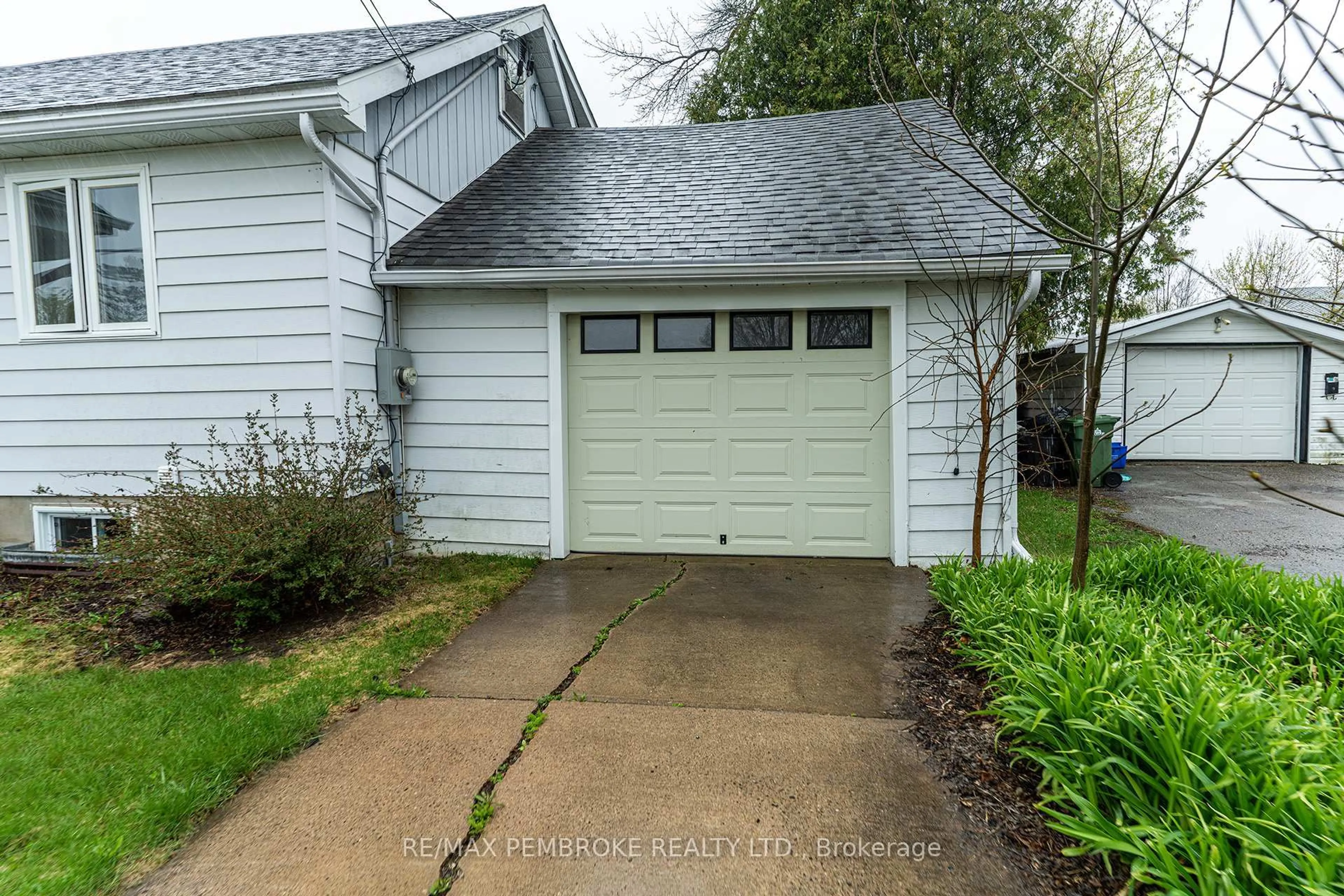 Indoor garage for 496 Wilbert St, Pembroke Ontario K8A 3G6