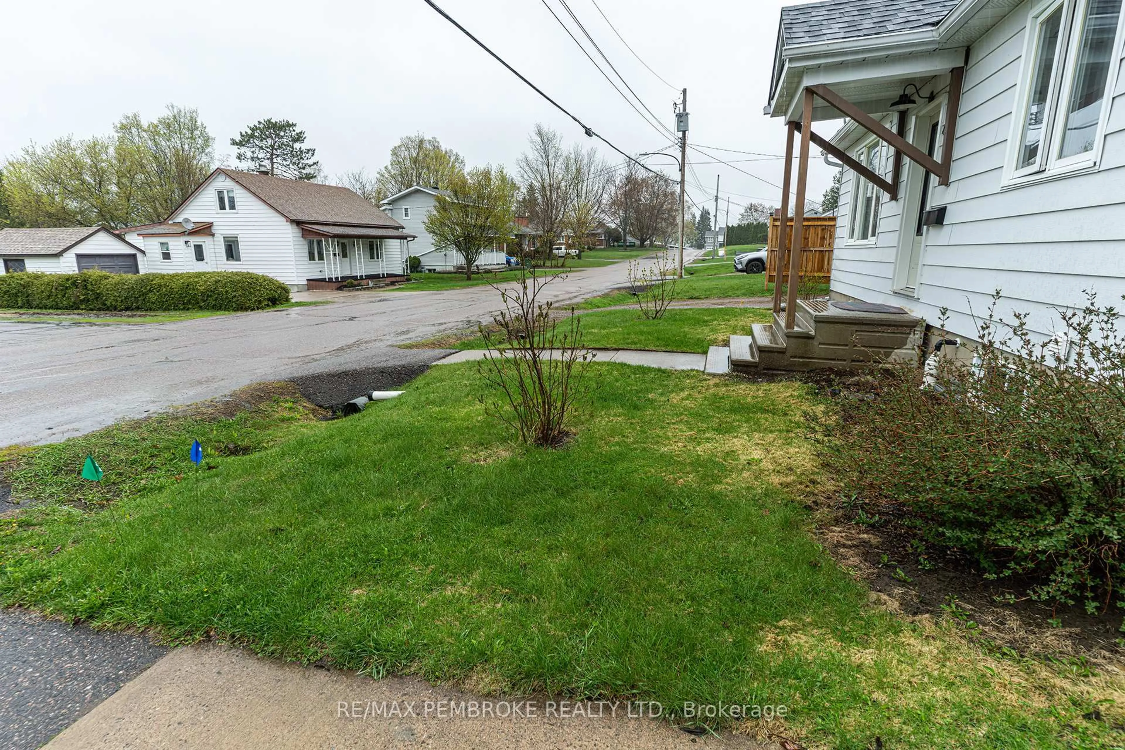 A pic from outside/outdoor area/front of a property/back of a property/a pic from drone, street for 496 Wilbert St, Pembroke Ontario K8A 3G6