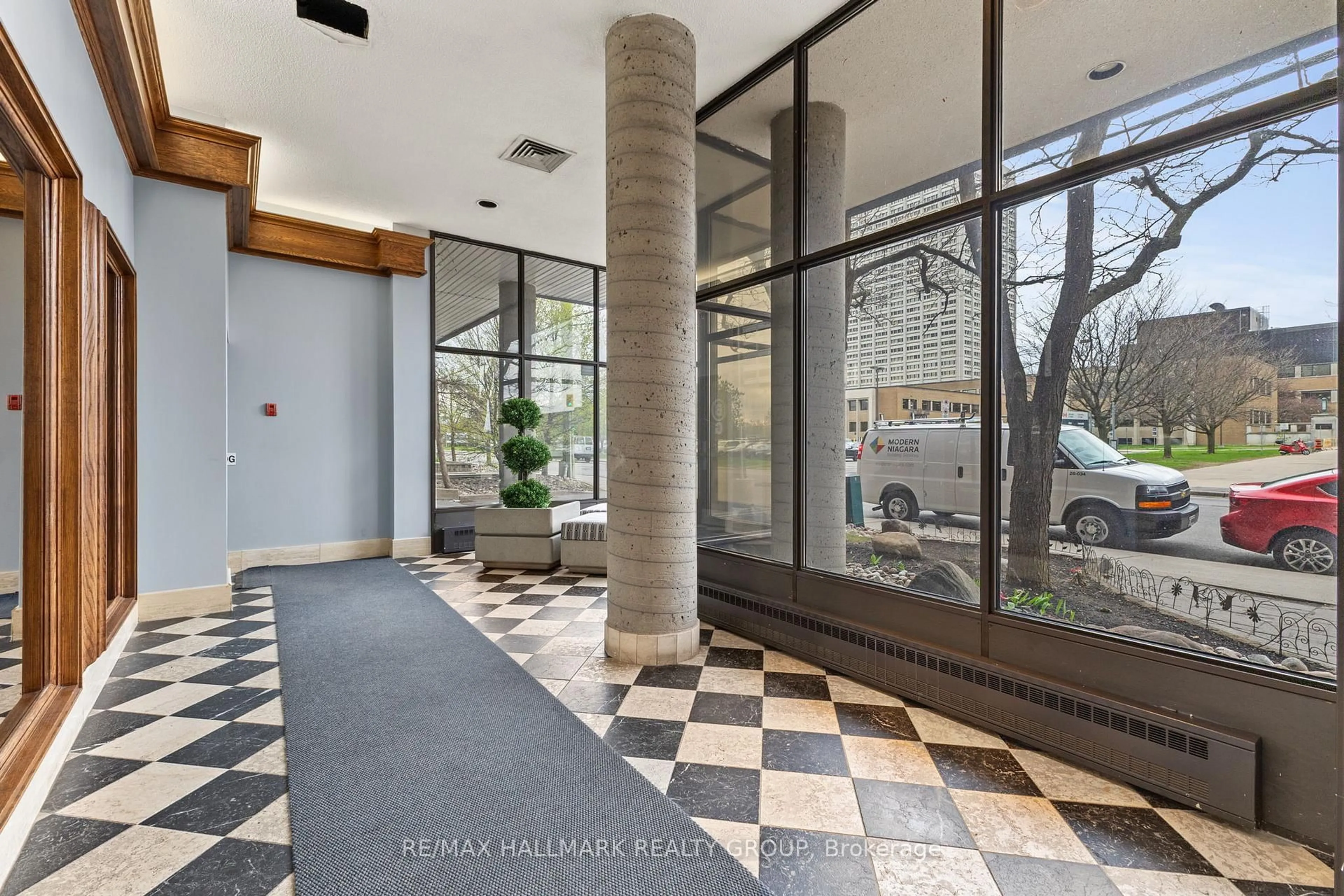 Indoor foyer for 191 Parkdale Ave #308, Ottawa Ontario K1Y 1E8
