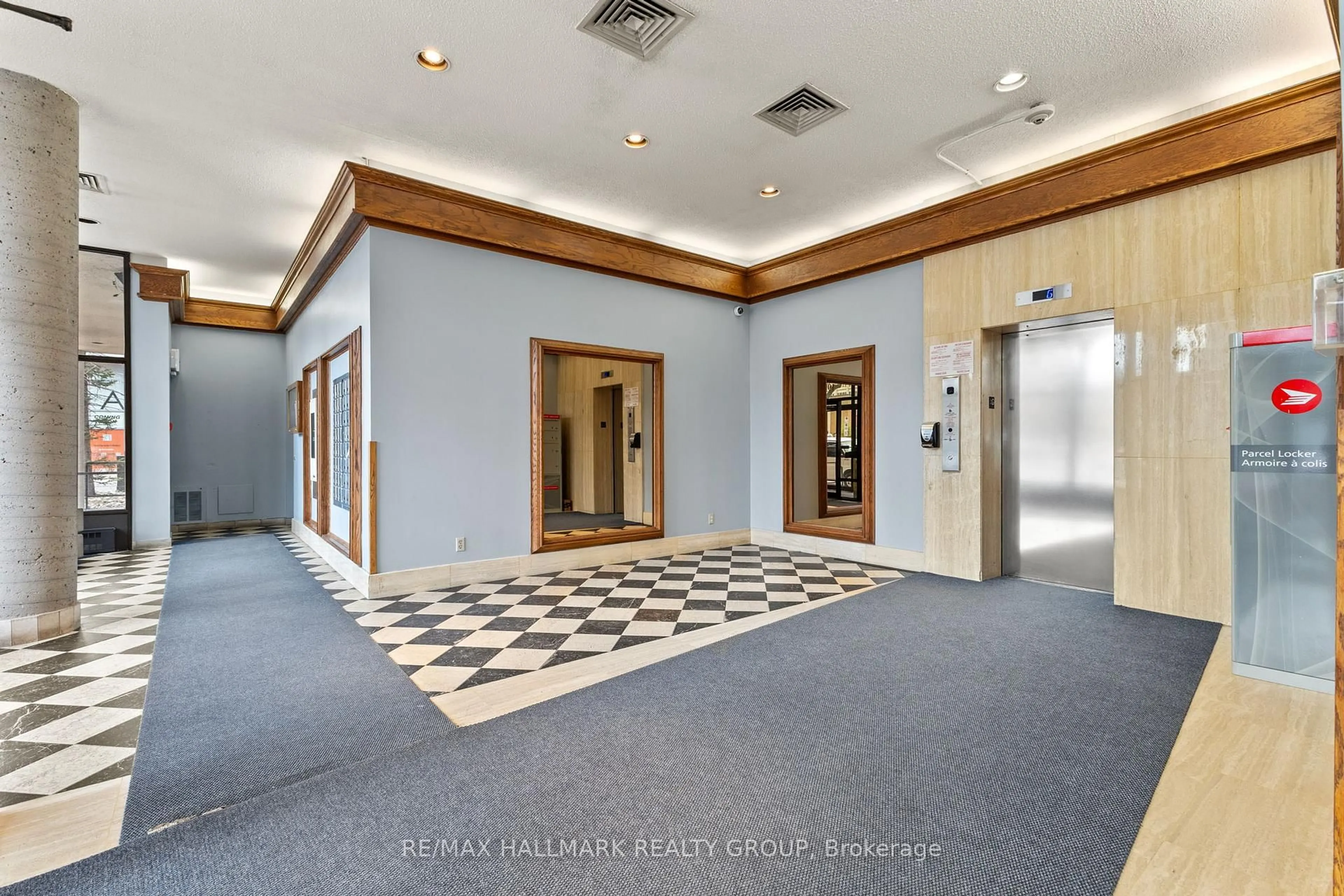 Indoor foyer for 191 Parkdale Ave #308, Ottawa Ontario K1Y 1E8
