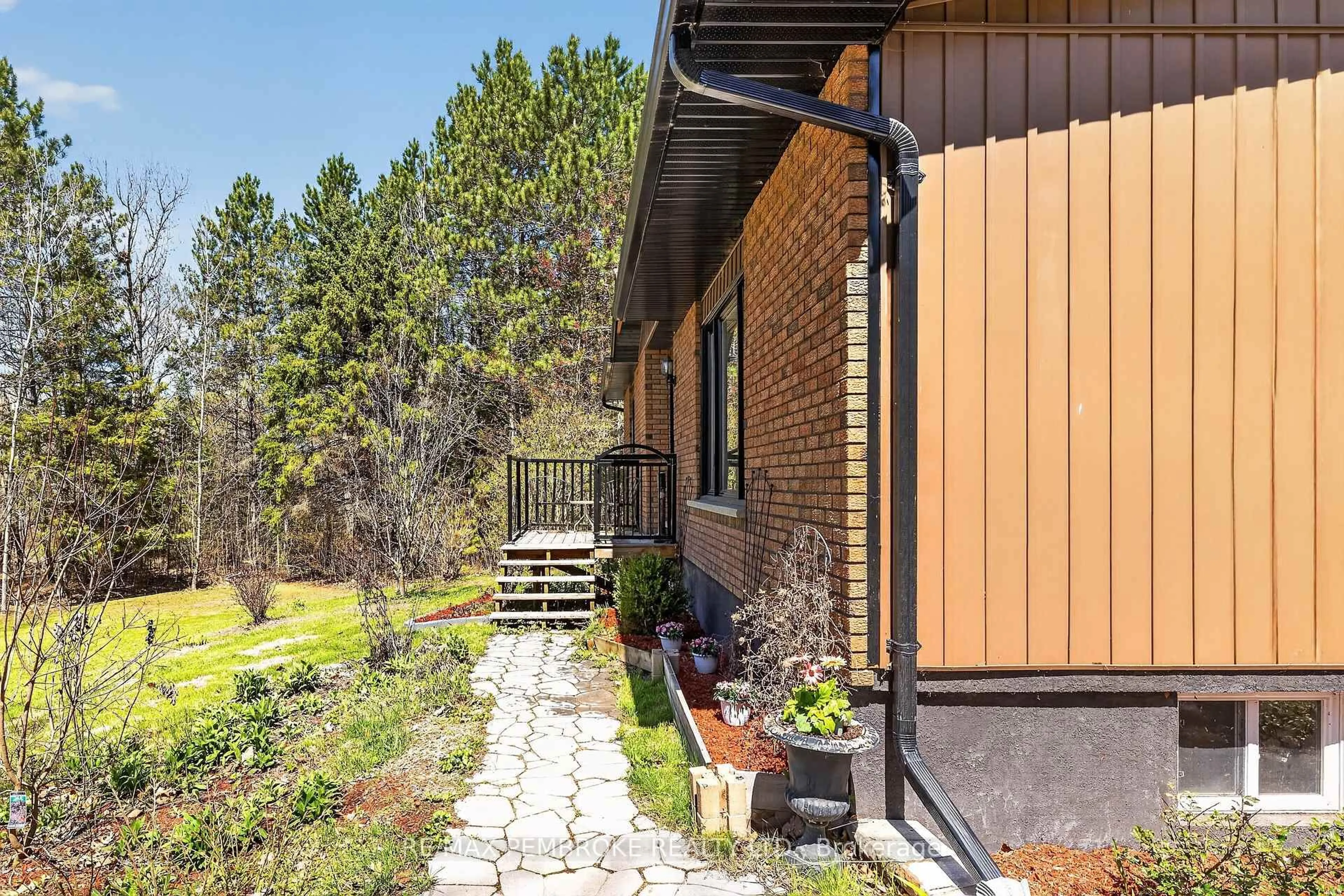 Unknown for 1346 Station Hill Rd, Petawawa Ontario K8A 6W7